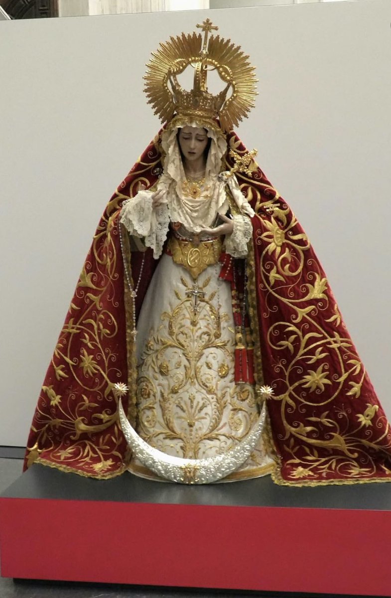 estronao's tweet photo. @elllamadorcsr @StoEntierro_Sev @MuseoBASe Gran acierto de la hermandad. Una imagen devocional no es una pieza de museo y todo lo que no sea estar en un lugar de culto de forma digna es un error. No hay mejor ejemplo que la exposición de Granada con las imágenes tiradas como si fueran muebles. Una vergüenza https://t.co/1JuOD1K9qU