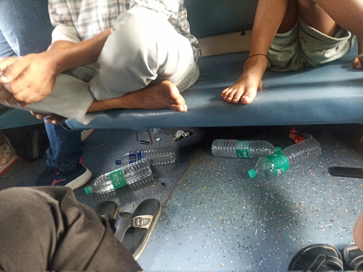 Ankitk2005's tweet photo. Pnr8645767845over charging in train very much no railneer,selling tea at 10rs.I have complaint railneer is not available then also no railneer,forced to take complaint back.Local water was loading at prayagrajjnYou can see in photo no single rail neer @IRCTCofficial @RailwaySeva https://t.co/RVhylMzfMF