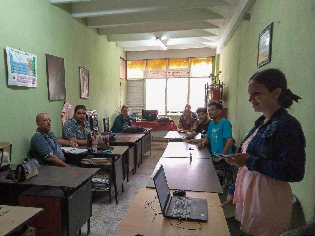 ULTCuba's tweet photo. Estudiantes y profesores de la carrera de Química realizaron su jornada científica estudiantil, actividad en la que se expusieron las investigaciones relacionadas con el proceso de enseñanza-aprendizaje de esta asignatura.
#ULTCuba #CubaMES #Capítulo31DeExcelencia https://t.co/TezJLgnZPD