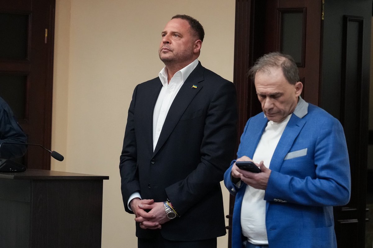 IvAnt_21's tweet photo. Андрій Єрмак у суді. 

Ще рік тому уявити таку картину в Україні було неможливо. Ексголова офісу президента і людина, яку вважали однією з найвпливовіших у державі.

САП звинувачує Єрмака у причетності до відмивання 460 мільйонів гривень на будівництві резиденцій «Династія» у Козині.

Прокуратура просить суд взяти Єрмака під варту з можливістю внесення застави у 180 млн грн. Судове засідання з обрання запобіжного заходу продовжиться 13 травня. 

Єрмак каже, що очікує «справедливого і чесного суду».

Фото: Іван Антипенко для Суспільне Новини