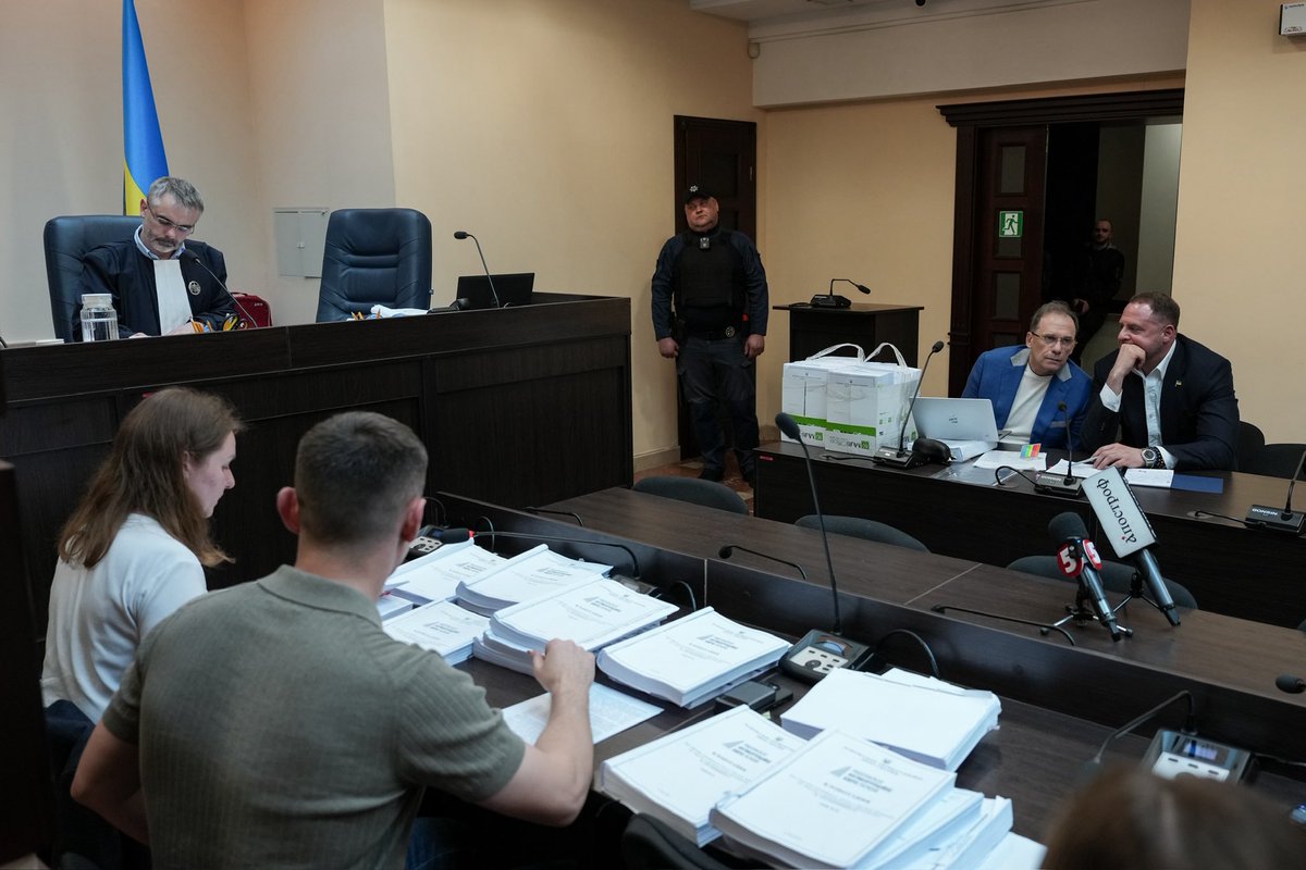 IvAnt_21's tweet photo. Андрій Єрмак у суді. 

Ще рік тому уявити таку картину в Україні було неможливо. Ексголова офісу президента і людина, яку вважали однією з найвпливовіших у державі.

САП звинувачує Єрмака у причетності до відмивання 460 мільйонів гривень на будівництві резиденцій «Династія» у Козині.

Прокуратура просить суд взяти Єрмака під варту з можливістю внесення застави у 180 млн грн. Судове засідання з обрання запобіжного заходу продовжиться 13 травня. 

Єрмак каже, що очікує «справедливого і чесного суду».

Фото: Іван Антипенко для Суспільне Новини