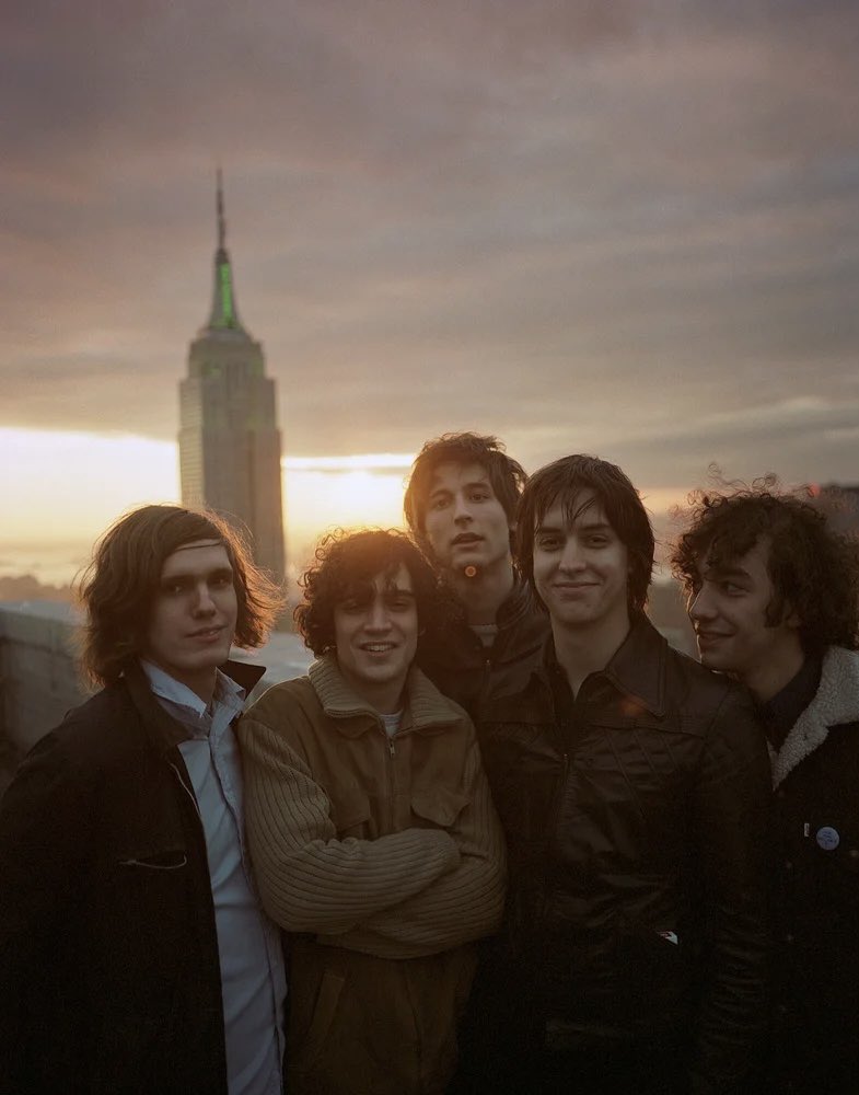 nayainfurs's tweet photo. the strokes photographed by colin lane (2001) https://t.co/qK5MQZFFI7