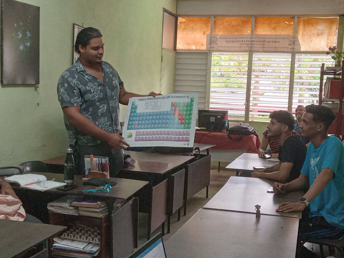 ULTCuba's tweet photo. Estudiantes y profesores de la carrera de Química realizaron su jornada científica estudiantil, actividad en la que se expusieron las investigaciones relacionadas con el proceso de enseñanza-aprendizaje de esta asignatura.
#ULTCuba #CubaMES #Capítulo31DeExcelencia https://t.co/TezJLgnZPD