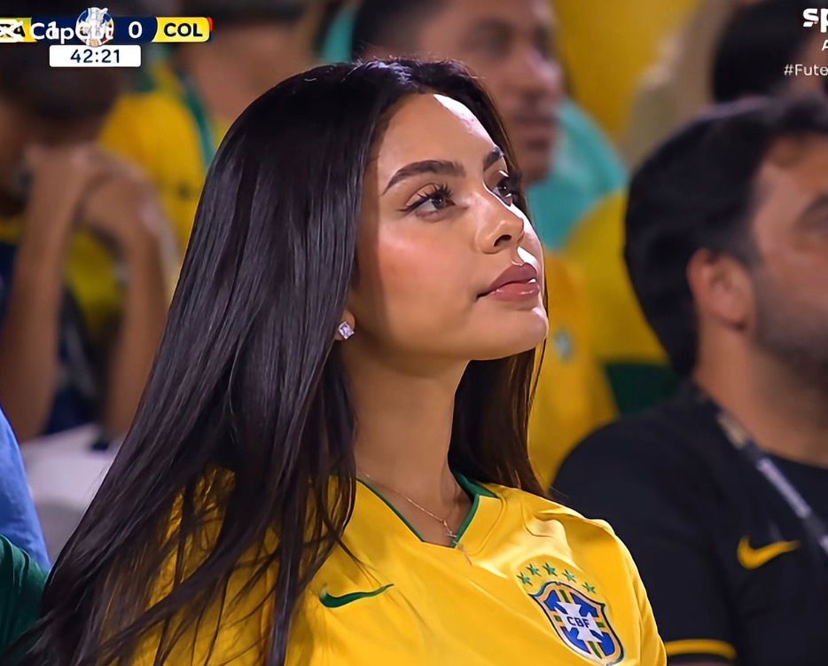Noitedecopa's tweet photo. 😬🚨 TREND DE IA NOS ESTÁDIOS 

Nessa última semana viralizou nas redes socias (Instagram e TikTok), uma nova trend onde parece inocente mas, é sim, algo letal para o futebol. 

A _Trend_ de IA é simples, você se coloca dentro de um estádio de futebol e é “flagrado” por câmeras do estádio. 

O que se parece simples, olhando pelo outro verso, é um reflexo do futebol moderno. 

Onde não é mais comum a ida aos estádios como algo normal e por amor, mas sim como algo “viral”, “instagramável”. Transformando a arquibanca em algo de luxo e não algo para o povo, com seu amor e sua paixão pelo jogo. 

Na minha concepção, essa _Trend_ é a realidade perfeita dos estádios e do futebol moderno. 
Menos experiência nos estádios, menos vivência e paixão. 
Mais disfarce e mais falsas aparências. 

Saia das redes sociais e vá ao estádio. Não existe nada melhor do que torcer e apoiar o seu time independentemente da fase. 
Viva o Esporte. Viva o Futebol.

✍️ @yuhry7 
🗞 NOITE DE COPA