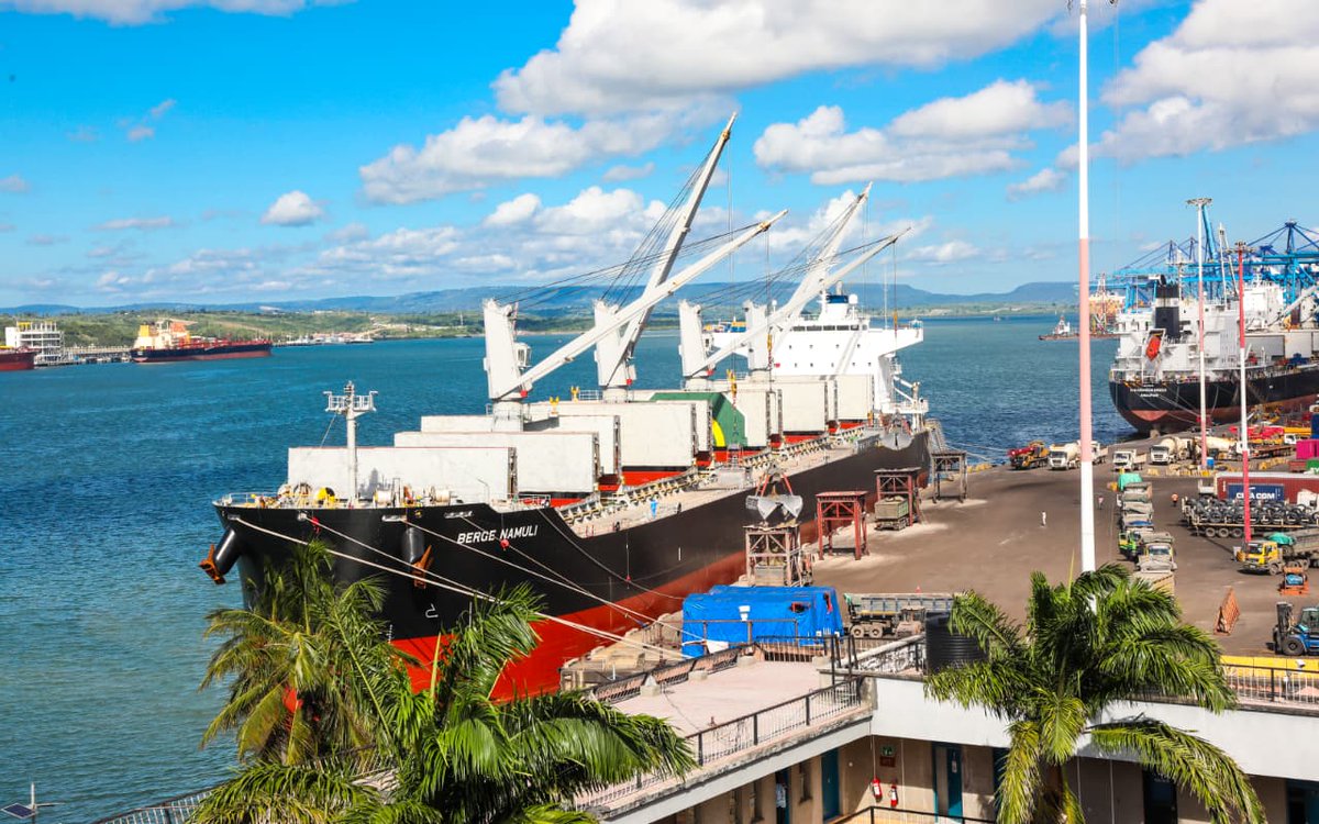 Kenya_Ports's tweet photo. A total of 55 vessels will call the Ports of Mombasa and Lamu in the next #14days as per our expected vessel schedule.
The vessels include 31 container vessels , 16 conventional ships ,four car carriers and four oil tankers.
#shipping https://t.co/t6OpEPq95h