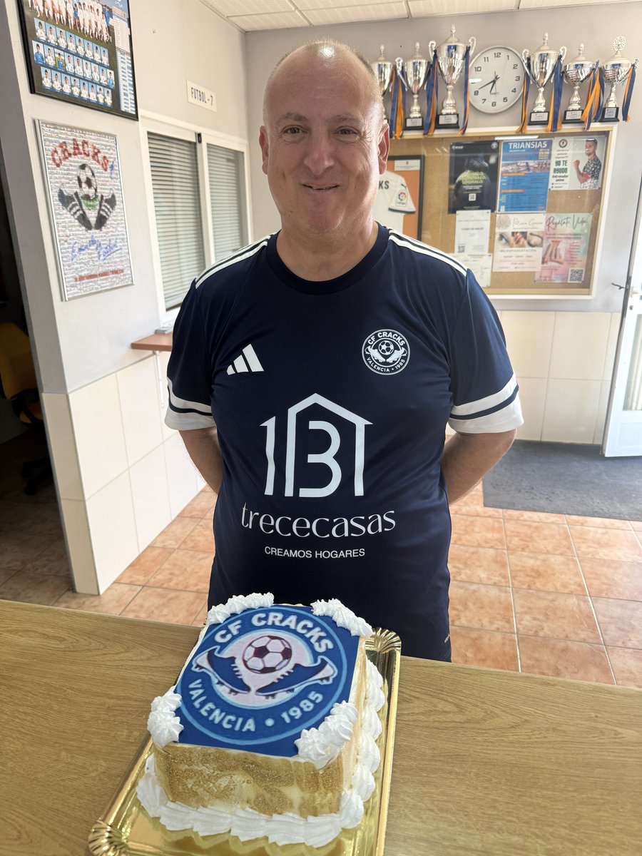 CFCRACKS's tweet photo. Hoy cumple años JOSÉ VICENTE CASTILLO “JOSETE”, nuestro colaborador y encargado de material del equipo AMATER @CFCRACKS y lo hemos celebrado con una tarta muy especial. 👏👏👏
Felicidades JOSETE!!!🎂🎂🎂 https://t.co/cnmT3pkwJd