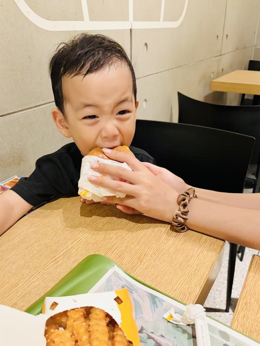 AnnTang_'s tweet photo. 超爱吃双层牛肉堡的小朋友🍔 https://t.co/IRwFt5LXyB