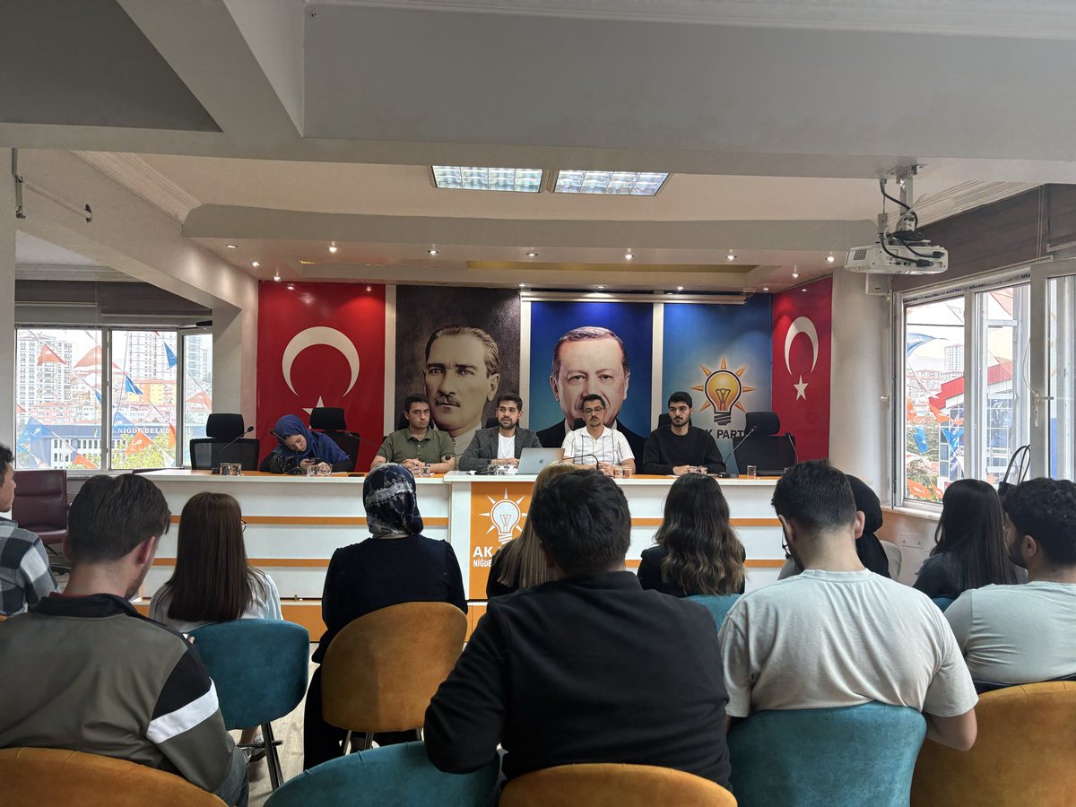 uniaknigdee's tweet photo. ÜniAK Niğde Yönetim Ekibi olarak; Siyasi ve Hukuki İşler Başkanımız İsmail Talha Umucu, Teşkilat Başkanımız Burak Bulut ve Üniversiteler Başkanımız Muhammed Salih Şen’in katılımlarıyla, 16 Mayıs Kocaeli Gençlik Şöleni kapsamında istişare toplantımızı gerçekleştirdik. https://t.co/cpap6C1pse