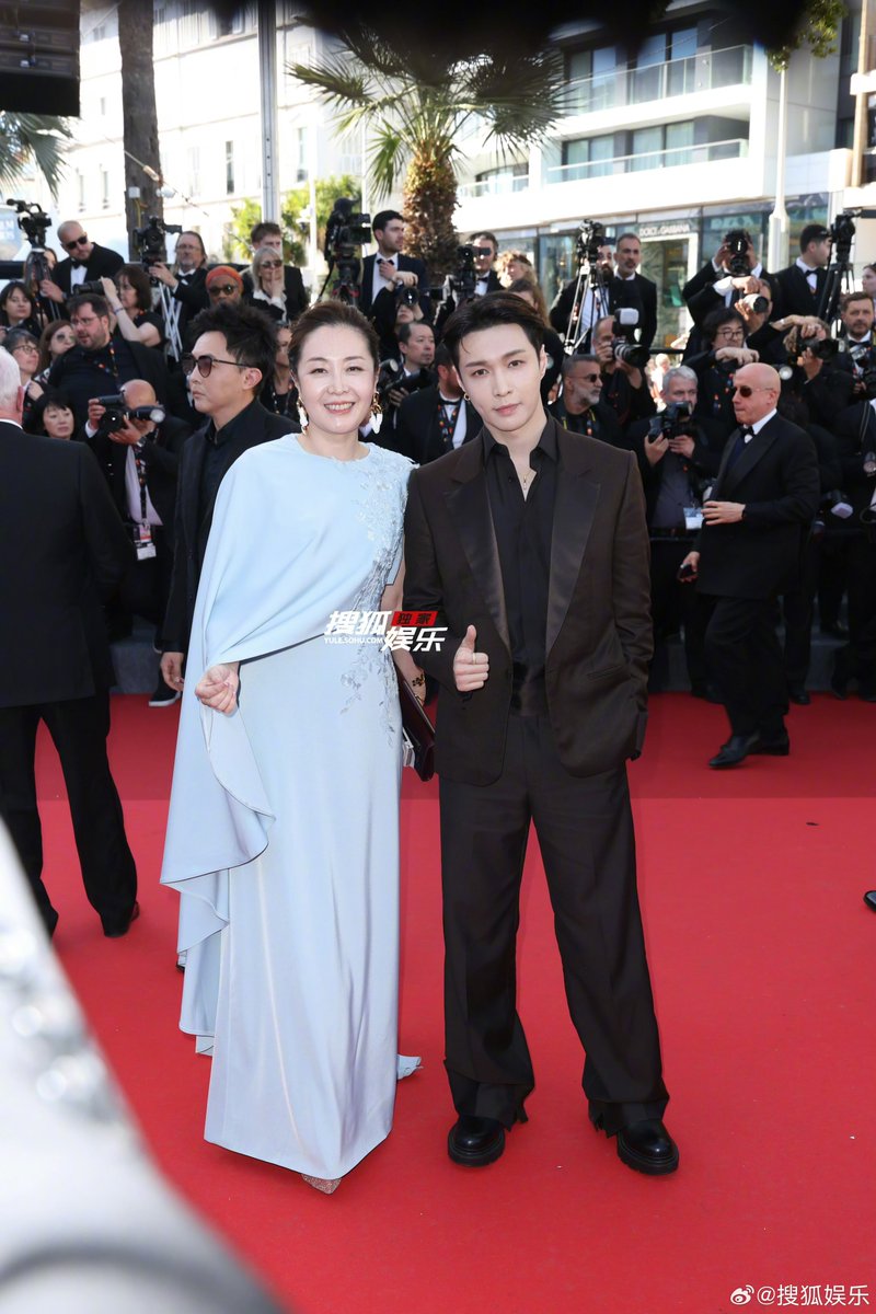 XingPark's tweet photo. 260512 Our Yixing shining the brightest on the Cannes red carpet! 

China night’s Global Communications Ambassador 

The 79th Cannes Film Festival
#LAY_Cannes2026 @layzhang 

#LayZhang #张艺兴 #Lay #Yixing #레이 #レイ #장이씽 #อี้ชิง https://t.co/Q0qX9S6VYa