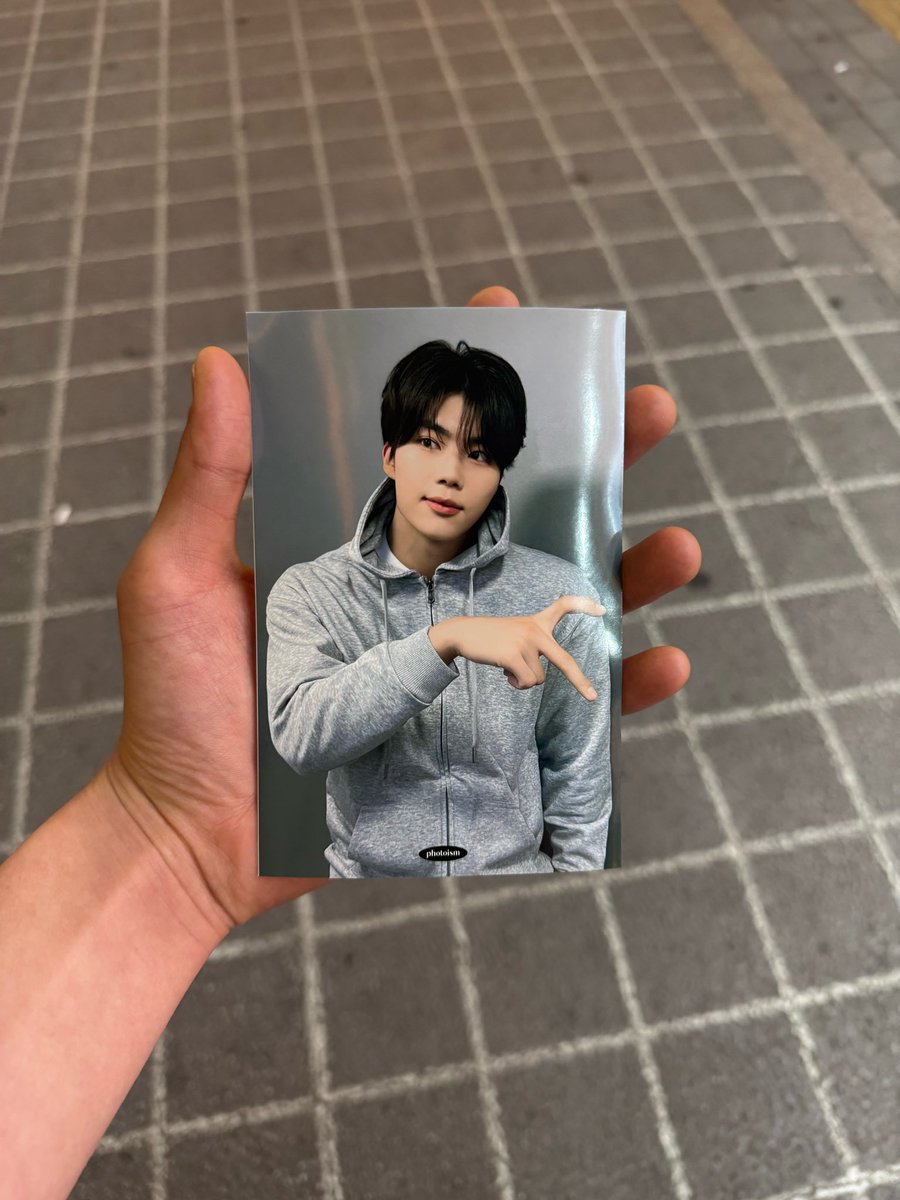 금준현 친구랑 박건욱 포토이즘 찍었는데
한 장은 아티스트만 나오니까
자기는 그냥 집에 건욱이 사진 붙이는 남자 됐다함