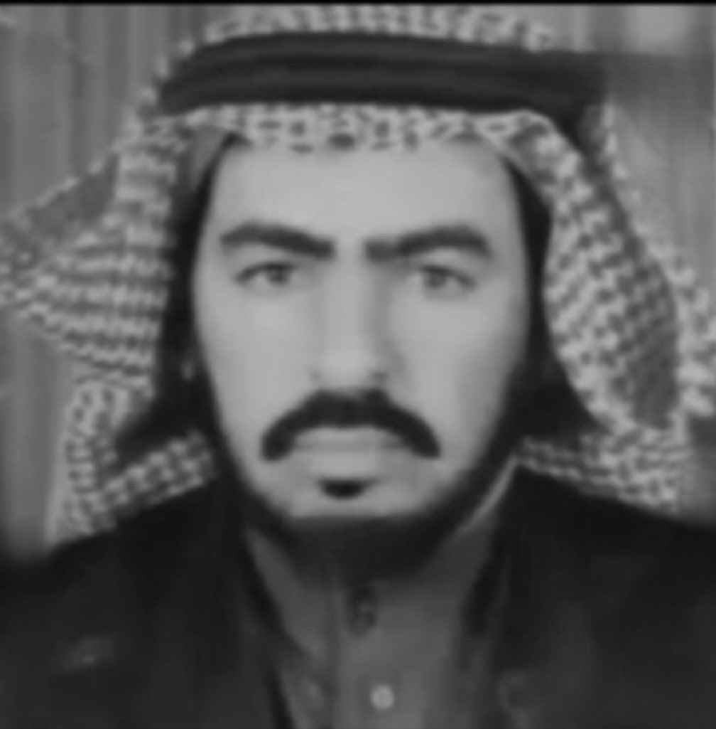 1DLAil's tweet photo. بعد ما كانت الدنيا كبيره والصدور وساع
 تلاشى كل شيء .. وصارت الدنيا كبر كفي

أنا مانيب ضايق ضيقة المتطرّف الجزاع 
أعرف إن القدر ماهوب دايم .. واقف بصفي

ما دام الموت طل وغيّب المستبشر الفزّاع 
لو تسيل الدموع الزرق .. ما قلنا لها جفي https://t.co/PpVuzPcrmB