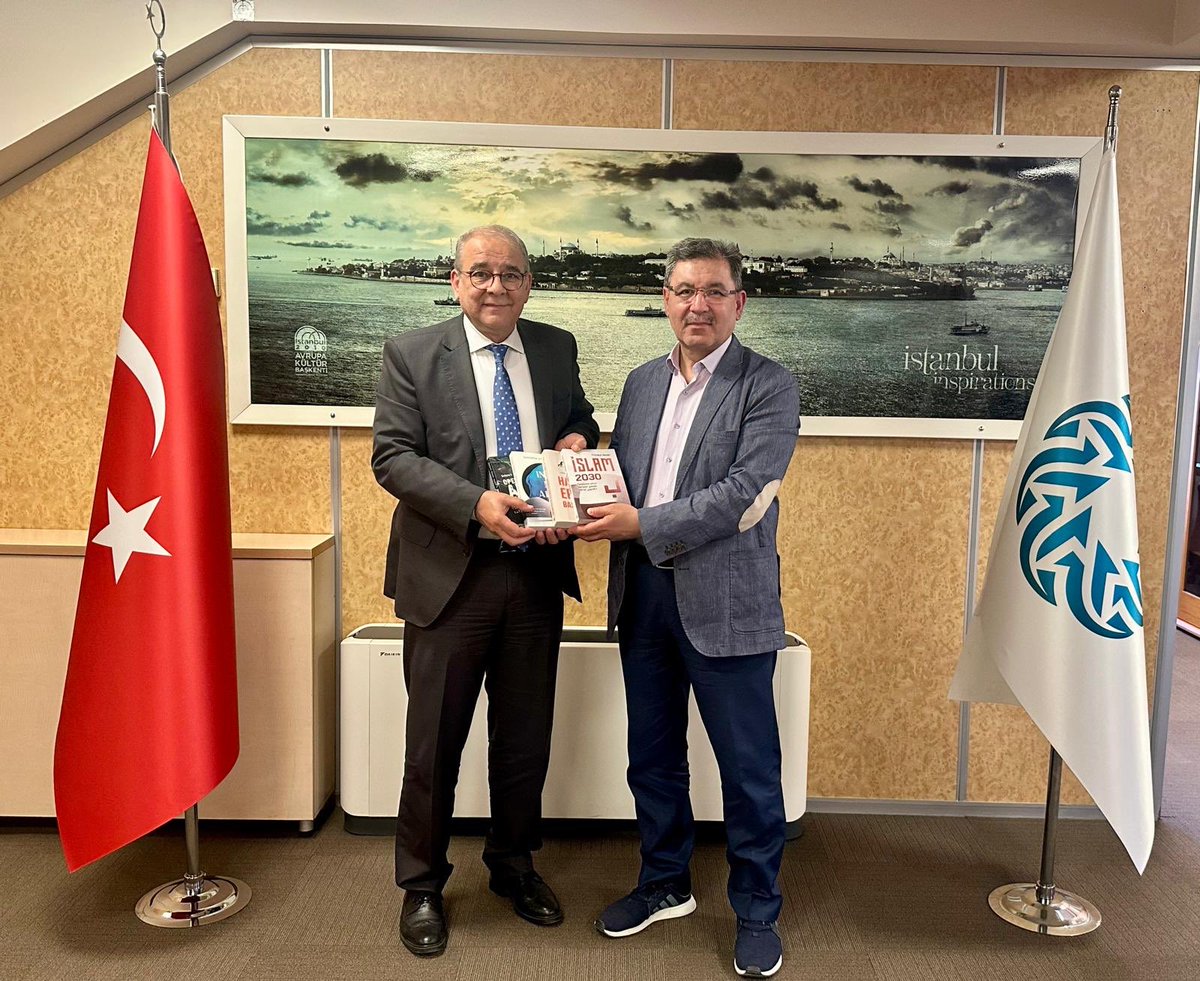 MADevelioglu's tweet photo. Değerli dostum Hayat Yayınları'nın sahibi Hayati Bayrak ile sektörel gelişmeleri değerlendirdiğimiz ziyaretinde ekonomik gelişmeleri de gözden geçirme fırsatı bulduk. Türk yayın hayatına birbirinden değerli nice eserler kazandıran Hayati Bey'e nazik ziyaretinden dolayı şükranlarımı sunuyorum. Başarılarının daim olmasını temenni ediyorum.