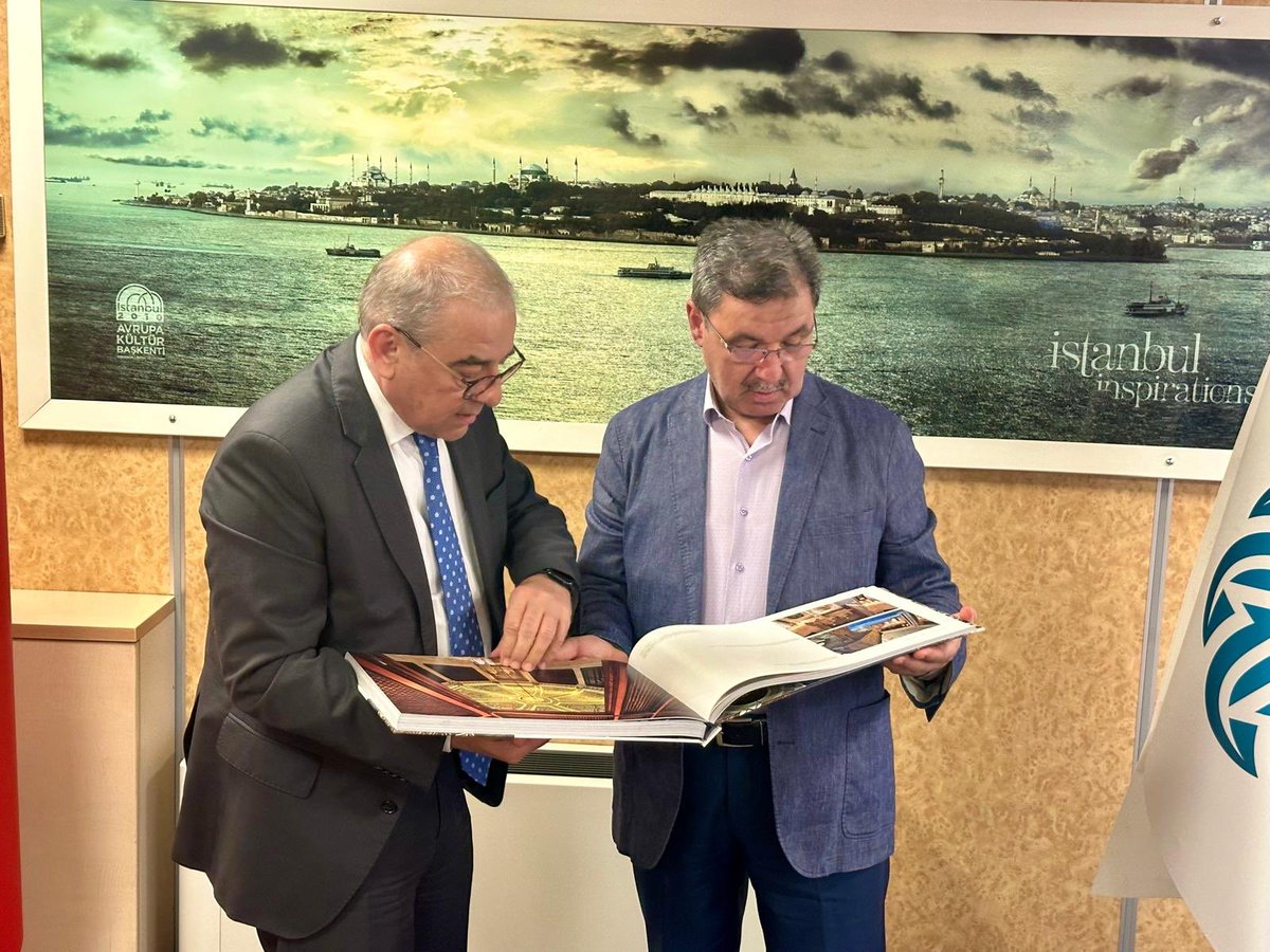 MADevelioglu's tweet photo. Değerli dostum Hayat Yayınları'nın sahibi Hayati Bayrak ile sektörel gelişmeleri değerlendirdiğimiz ziyaretinde ekonomik gelişmeleri de gözden geçirme fırsatı bulduk. Türk yayın hayatına birbirinden değerli nice eserler kazandıran Hayati Bey'e nazik ziyaretinden dolayı şükranlarımı sunuyorum. Başarılarının daim olmasını temenni ediyorum.