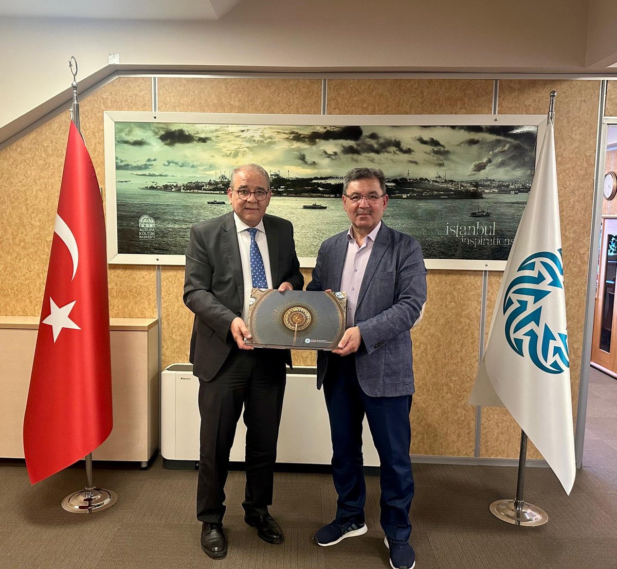 MADevelioglu's tweet photo. Değerli dostum Hayat Yayınları'nın sahibi Hayati Bayrak ile sektörel gelişmeleri değerlendirdiğimiz ziyaretinde ekonomik gelişmeleri de gözden geçirme fırsatı bulduk. Türk yayın hayatına birbirinden değerli nice eserler kazandıran Hayati Bey'e nazik ziyaretinden dolayı şükranlarımı sunuyorum. Başarılarının daim olmasını temenni ediyorum.
