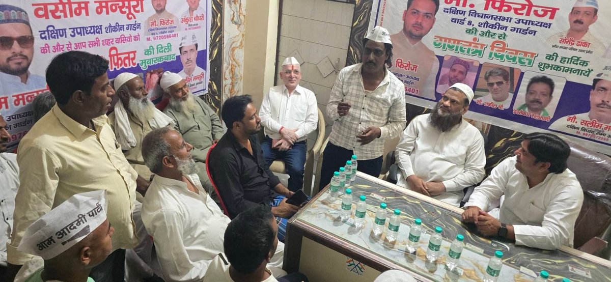 AAPUttarPradesh's tweet photo. सांसद @SanjayAzadSln जी के नेतृत्व में 16 मई से 20 मई तक मेरठ से गाजियाबाद तक आयोजित होने वाली “रोजगार दो-सामाजिक न्याय दो” पदयात्रा की तैयारी को लेकर आज शौकीन गार्डन में दक्षिण विधानसभा उपाध्यक्ष मोहम्मद फिरोज जी द्वारा नुक्कड़ सभा आयोजित की गई।

नुक्कड़ सभा में मौजूद लोगों ने बढ़-चढ़कर हिस्सा लिया और एक स्वर में पदयात्रा को सफल बनाने का संकल्प लिया।

बैठक में प्रदेश प्रवक्ता व मेरठ जिला अध्यक्ष अंकुश चौधरी जी, दक्षिण विधानसभा अध्यक्ष सलीम मंसूरी जी, जिला उपाध्यक्ष यूसुफ कुरैशी जी, शिक्षक प्रकोष्ठ जिला अध्यक्ष हेम कुमार जी, कैंट विधानसभा अध्यक्ष भरत लाल जी एवं जिला सचिव हाजी अरशद कुरैशी जी मौजूद रहे।