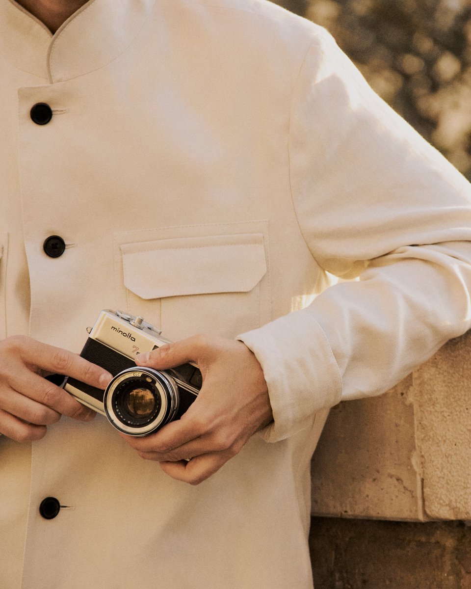 Corneliani_com's tweet photo. From Mantua to Madrid. ⁠
⁠
Our lightweight linen overshirt was crafted for warmer climes, and is here photographed at the Royal Palace in Madrid by @albertosaguar. ⁠
⁠
#Corneliani #CornelianiTravelJacket #Madrid #SummerFashion https://t.co/pamV5CoEQr