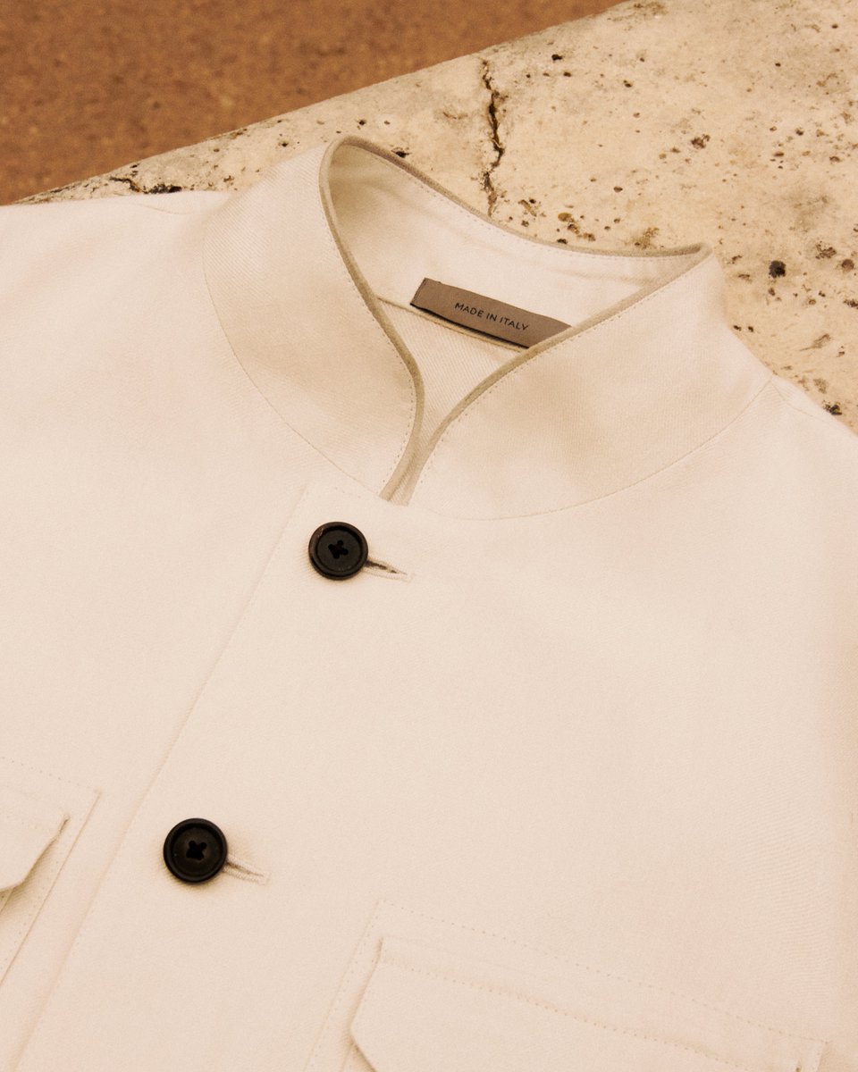 Corneliani_com's tweet photo. From Mantua to Madrid. ⁠
⁠
Our lightweight linen overshirt was crafted for warmer climes, and is here photographed at the Royal Palace in Madrid by @albertosaguar. ⁠
⁠
#Corneliani #CornelianiTravelJacket #Madrid #SummerFashion https://t.co/pamV5CoEQr