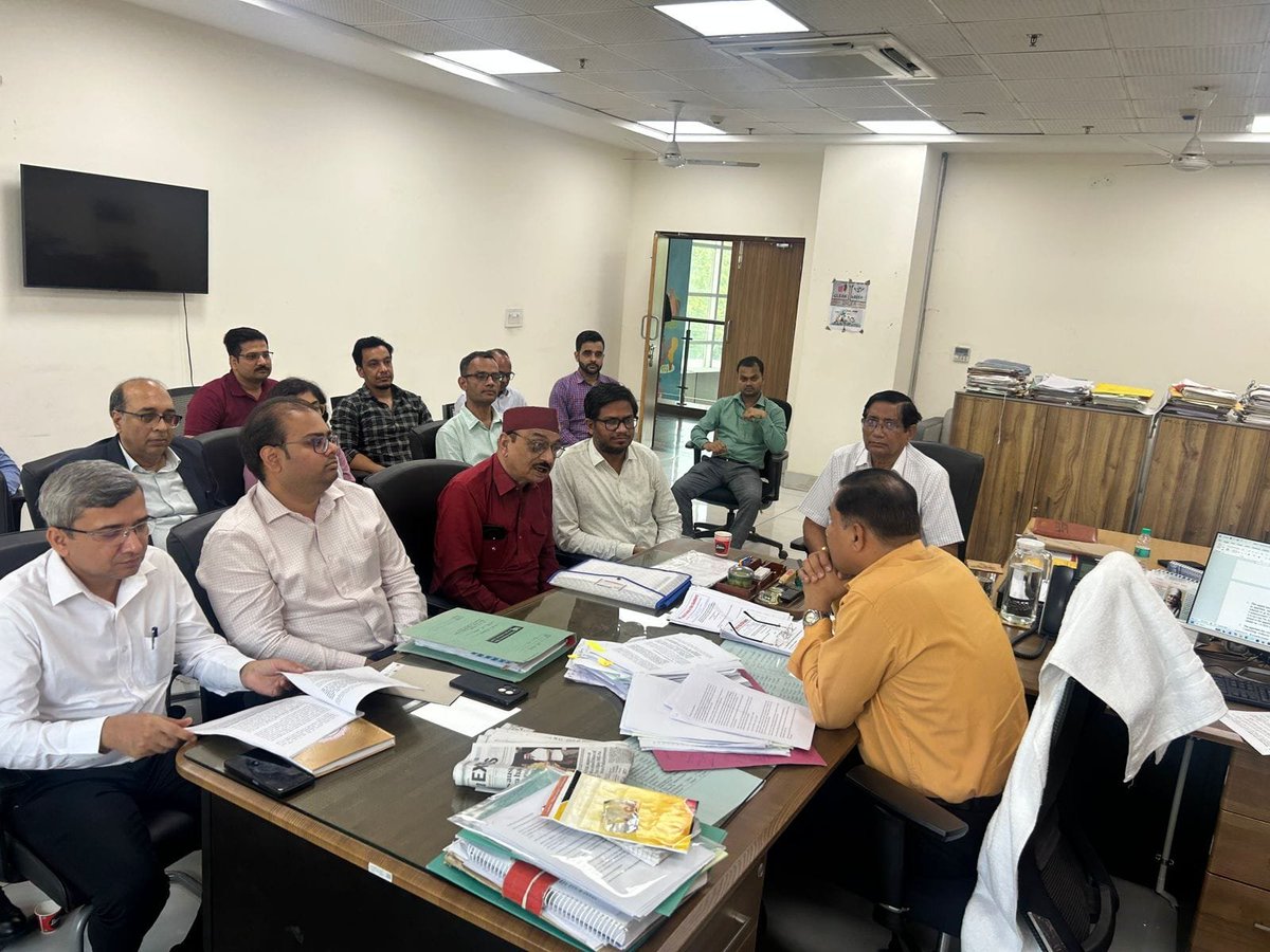 OfficialAIWBA's tweet photo. संघर्ष अब दस्तावेजों से निकलकर व्यवस्था के दरवाज़े तक पहुँच चुका है।

12 मई 2026 को उप मुख्य श्रम आयुक्त (केंद्रीय), नई दिल्ली के समक्ष हुई सुलह कार्यवाही में
United Forum of We Bankers ने बैंक कर्मचारियों के दो मूल मुद्दों को पूरी मजबूती से रखा —
✊ बैंक कर्मचारियों हेतु अलग वेतन आयोग / राष्ट्रीय ट्रिब्यूनल की मांग

✊ 01.04.2010 के बाद नियुक्त कर्मचारियों को पेंशन फंड से वंचित किए जाने के विरुद्ध न्याय की मांग

यह केवल वेतन या पेंशन का प्रश्न नहीं है,
यह उस सम्मान, समानता और वैधानिक अधिकारों की लड़ाई है
जिसे वर्षों से टालने का प्रयास किया जाता रहा।
सुलह अधिकारी ने दोनों पक्षों को सहमति तक पहुँचाने का प्रयास किया,
लेकिन जब सच और व्यवस्था आमने-सामने खड़े हों,
तो संघर्ष का अगला अध्याय शुरू होना तय होता है।

आज यह आधिकारिक रिकॉर्ड में दर्ज हो चुका है कि —
🔹 बैंक कर्मचारी समानता चाहते हैं

🔹 युवा कर्मचारियों के साथ हो रहे अन्याय को चुनौती दी जा चुकी है

🔹 और We Bankers अब केवल आवाज नहीं, बल्कि एक वैचारिक आंदोलन बन चुका है।

इतिहास गवाह है —
जब कर्मचारी अपने अधिकारों के लिए स्वयं खड़े होते हैं,
तभी बदलाव की नींव पड़ती है।

#WeBankers
#BankEmployees
#SeparatePayCommission
#RestorePension
#BankingReforms
#TradeUnion