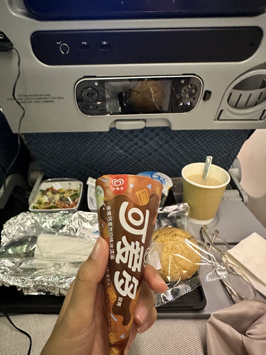 moonk_verse's tweet photo. SQ tetep👍🏻 berangkat makanannya enak tpi ga dapet eskrim, pulang makanannya b aja tpi dapet eskrim🫶🏻 https://t.co/74pxm02wPV
