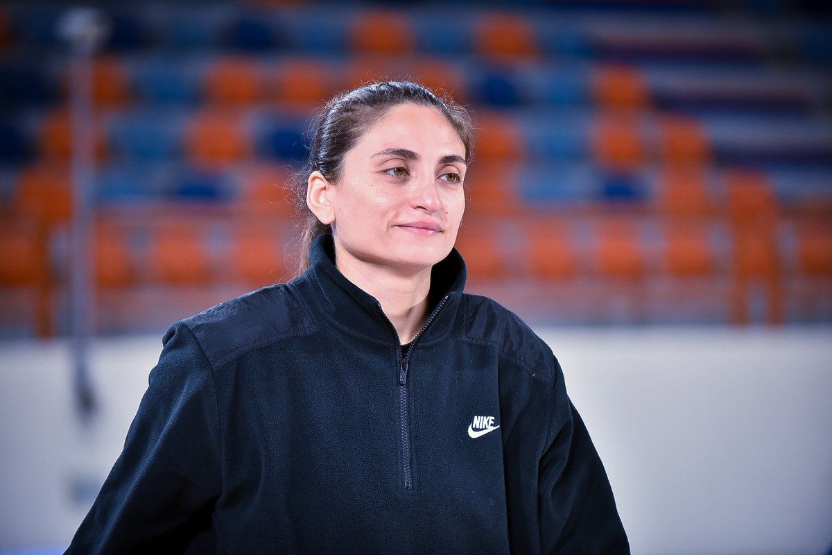 EBBFED's tweet photo. في ثالث مباريات نهائي دوري السوبر 🏆⛹🏻‍♀️

عمليات إحماء لاعبات سبورتنج والأهلي قبل انطلاق المباراة 🟢🔴

يمكنكم مشاهدة المباراة من خلال الرابط التالي 📺👇🏻
🔗: https://t.co/wvAN9xNZ3C

#EBF | #الاتحاد_المصري_لكرة_السلة https://t.co/jtCMTFxylm