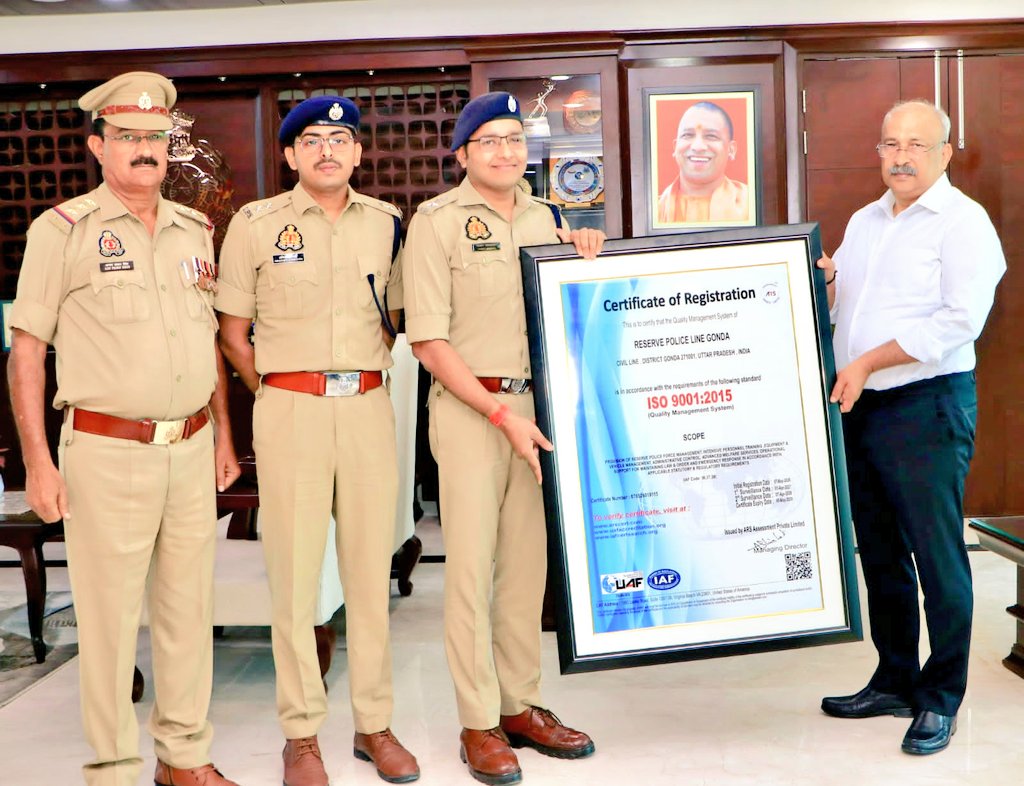 gondapolice's tweet photo. उत्कृष्ट प्र0 व्यवस्था,गुणवत्ता प्रबंधन,प्रशिक्षण व अनुशासित कार्यसंस्कृति हेतु @gondapolice की पुलिस लाइन को प्रतिष्ठित ISO 9001:2015 प्रमाण पत्र प्राप्त होने पर #SPGonda ने उक्त पत्र @dgpup को भेंट किया।यह उपलब्धि बेहतर प्रबंधन व पुलिस कल्याण के प��रति प्रतिबद्धता का प्रतीक है। https://t.co/8DFUlO9TB4