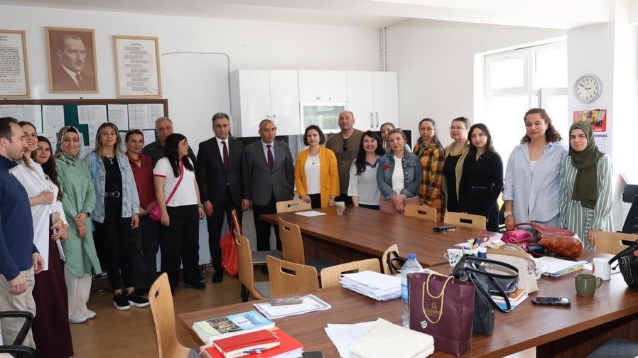 cankayailcemem's tweet photo. Çankaya İlçe Millî Eğitim Müdürümüz Sayın Aydın Demir,  12 Mayıs 2026 tarihinde Akşemsettin Ortaokulunu ziyaret etti.

Gerçekleştirilen ziyarette okul yönetimi ve öğretmenlerle bir araya gelen İlçe Millî Eğitim Müdürümüz Sayın Aydın  Demir, eğitim öğretim faaliyetleri hakkında bilgi aldı.  
Ziyaret kapsamında sınıfları gezen Sayın Demir, öğrencilerle sohbet etti.

@tcmeb @MemAnkara @Aydn5950273494
