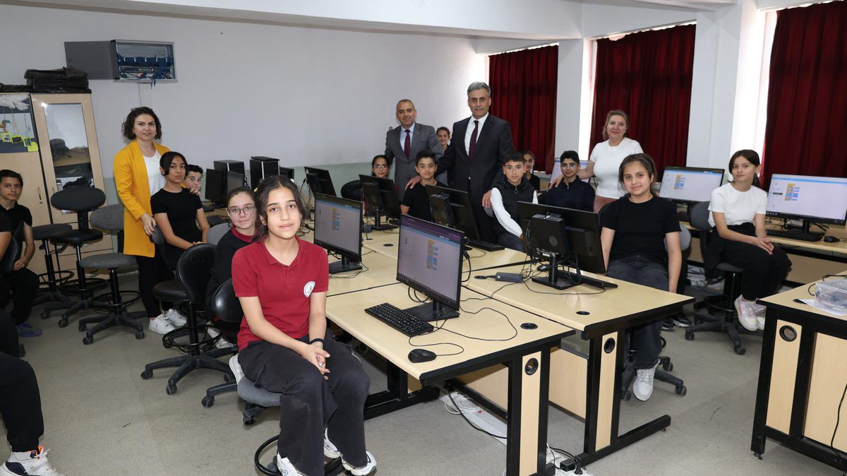 cankayailcemem's tweet photo. Çankaya İlçe Millî Eğitim Müdürümüz Sayın Aydın Demir,  12 Mayıs 2026 tarihinde Akşemsettin Ortaokulunu ziyaret etti.

Gerçekleştirilen ziyarette okul yönetimi ve öğretmenlerle bir araya gelen İlçe Millî Eğitim Müdürümüz Sayın Aydın  Demir, eğitim öğretim faaliyetleri hakkında bilgi aldı.  
Ziyaret kapsamında sınıfları gezen Sayın Demir, öğrencilerle sohbet etti.

@tcmeb @MemAnkara @Aydn5950273494