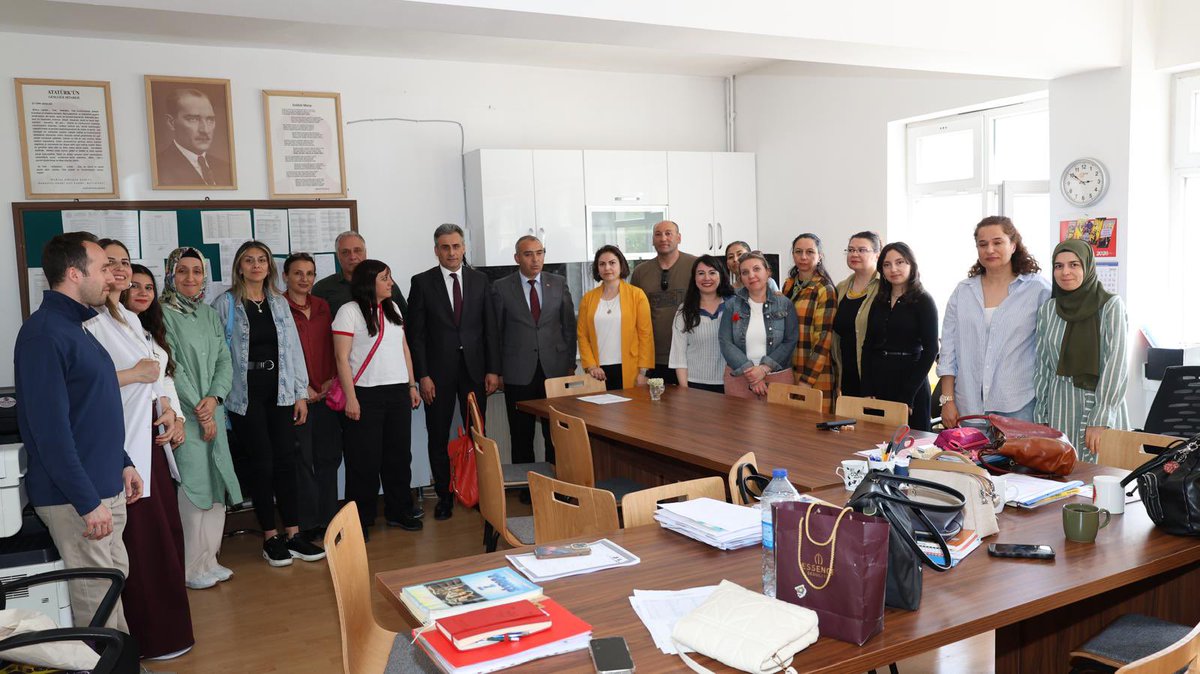 cankayailcemem's tweet photo. Çankaya İlçe Millî Eğitim Müdürümüz Sayın Aydın Demir,  12 Mayıs 2026 tarihinde Akşemsettin Ortaokulunu ziyaret etti.

Gerçekleştirilen ziyarette okul yönetimi ve öğretmenlerle bir araya gelen İlçe Millî Eğitim Müdürümüz Sayın Aydın  Demir, eğitim öğretim faaliyetleri hakkında bilgi aldı.  
Ziyaret kapsamında sınıfları gezen Sayın Demir, öğrencilerle sohbet etti.

@tcmeb @MemAnkara @Aydn5950273494