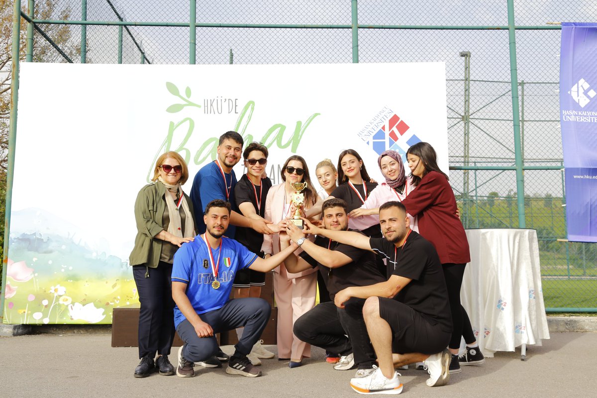 hkunv's tweet photo. 🎉🏆 HKÜ’de Bahar, Spor ve Eğlence Bir Aradaydı! 🌿☀️

Geleneksel Spor Turnuvaları & Bahar Pikniği’nde öğrencilerimiz ve personelimiz; sporun heyecanını, müziğin enerjisini ve baharın coşkusunu kampüsümüzde birlikte yaşadı! 🎶⚽🏀🏐

⛺ Topluluklar Sokağı ile renklenen etkinlik alanında;
🎯 oyunlar, yarışmalar, atölyeler, teknoloji aktiviteleri, dans gösterileri ve sahne etkinlikleriyle dopdolu anlar yaşandı.

🍽️ Lezzetli atıştırmalıklar eşliğinde, öğrencilerimiz ve personelimiz unutulmaz bir ilkbahar pikniğinde bir araya geldi. 🌿🌞

🏆 Futbol, basketbol, voleybol, e-spor, satranç, mangala, masa tenisi, golf ve kort tenisi branşlarında gerçekleştirilen turnuvalarda dereceye giren öğrencilerimiz ödüllerine kavuştu. 🎖️

Enerjisi, heyecanı ve birlik ruhuyla unutulmaz bir gün yaşatan tüm HKÜ Ailesi’ne teşekkür ederiz! 💙✨

#HKÜ #hkunv #BaharPikniği #SporTurnuvaları #TopluluklarSokağı #HKÜdeHayatVar
