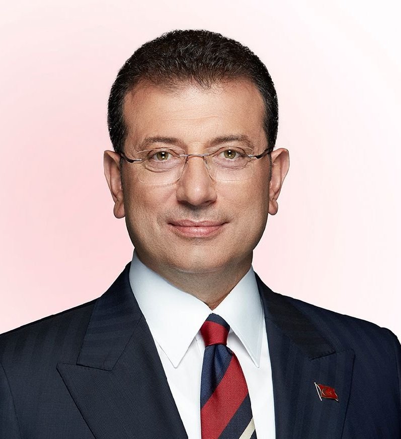 puleragema's tweet photo. #İBBDavası'nda 36.gün 

İBB Başkanı #Ekremİmamoğlu kayınbiraderi iş insanı #CevatKaya'ya soru sormak için söz aldı.

Ekrem İmamoğlu: "Cevat Bey, malum benim kayınbiraderim. Tabii söyledi ama 10 kardeş. Benim kayınpederimin 10 evladı var. Ben son çocukla, yani kızıyla evliyim. 

Cevat Kaya: Kandırdığını söylemiyorsunuz değil mi? 

Ekrem İmamoğlu: Biz evlenmeden önce tabii tanışıyorduk değil mi Cevat Bey sizinle?

Cevat Kaya: Evet, tanışıyorduk. Yani yaklaşık 36 yıldır tanışıklığımız var. Geçen gün hesapladım. 31 yıllık da evliliğiniz var.

Ekrem İmamoğlu: Biz bir ticari ortaklık veya bir ticaret yaptık mı sizinle?

Cevat Kaya: Bir alışverişimiz olmadı ne evlilik öncesinde ne de sonrasında

Ekrem İmamoğlu: Belli prensiplerimiz var değil mi Cevat Bey? Yani özellikle siyasetten de sonra karşılıklı olarak

Cevat Kaya: Sorumluluğumuzu bilen insanlarız. Sorumluluğumuzu bilen bir aileyiz. Biz de bunun gerektirdiği şekilde hareket ediyoruz.

Ekrem İmamoğlu: 
Aslında şöyle Sayın Başkan. Bunu izah edelim ki bilinsin. Sonuçta ben 3000’e yakın konut üretmiş, iş yeri üretmiş, villa üretmiş bir iş insanıyım. 

Cevat Bey ve diğer kayınbiraderlerim de kendi alanlarında fabrika kurmuş, iplik ticareti yapmış, hala ticareti olan insanlar. Tabi Cevat Bey'in abisi daha çok o dönem yaptı. Sadece evlenmeden önce benim kendilerine satmış olduğum bir kısım gayrimenkuller olmuştu; konut, iş yeri.

Evlendikten sonra yuvamıza dair bile ticaretin aramızda aile sıcaklığına hasar verir diye, karşılıklı oturup ticaret konuşmuşluğumuz yoktur, iki ailenin birbirine olan saygısından ve hürmetinden dolayı, ailemize olan düşkünlüğümüzden ve orada herhangi bir problem yaşanır, aileye de nüks eder diye, böyle bir tutumumuz var birbirimize karşı. 

Biz, 31 yıllık yuvamla beraber, biz, eşim, ben, kayınbiraderlerimle ticaret diye bir şey hiç konuşmadık, yapmadık.

Siyaset başladıktan sonra da belli prensipler ortaya koyarak, bu konuda onların da hassasiyetiyle, mesafeli durduk. 
Hatta az görüştük yani. Yani biz herhalde bayramdan bayrama görüştük diyebilirim neredeyse. 

Bu detaya niye giriyorum biliyor musunuz Sayın Başkan? 
O kadar ilgisi var ki. 

Biz tam 14 aydır yuvamız, ailemiz, her şeyimiz yani… Cevat Bey, bizler… 

Savcılık eliyle basına aktarılan görüntüler, yazılar, çiziler üzerinden bir hakaret ve saldırıya uğradık. 

Siyaseti anladık. Siyasi saldırıları anladık. Hadi İBB üzerinden yapılan birtakım şeyleri anladık.

Ama bu saldırıları aile yaşamına ve aile prensiplerimize kadar saldırıya dönüştüren kişiler… 

Az önce bir sanık arkadaşımızı dinlediniz. Yani bir önceki sanık arkadaşımız. O kişinin çocuğunu yayladan getirten savcılık aklı, bizim de ailemize tarifsiz saldırılar yapmıştır. 

Cevat Bey kısa geçti ama bir küçük kayınbiraderimin… Yani üç kayınbiraderim var. 

En küçükleri bir iftirayla, bir iftirayla, sadece bir beyanla raporu negatif çıkan bir insan, şu anda dosyası dolaşıyor..

Sakın burayla ilgisi olmadığını düşünmeyin!

O kadar ilişkili ve iç içe ki. 

Bir aileye zalimliği yapan insan, avukatın diliyle kendini sağda solda vatansever diye tariflemeye sakın kalkmasın.

Onun için bu zalimlik, bu iftira düzeni gerçekten büyük bir bedeldir ve bu bedeli bize ödetmeye kalkan insanlar, büyük bir kul hakkıyla karşı karşıyadır. 

Allah'a havale ediyorum ama bu yeryüzünde Allah bana nefes verdikçe, hukuki hakkımı yargı, adil yargı düzeni içerisinde nefesim sona erene kadar arayacağıma, sizin de huzurunuzda burada söz veriyorum. 

Bunun nasıl hak arama olduğunu, hukuk önünde böyle santim santim, milim milim nasıl büyük mücadele vereceğimi burada ifade etmek isterim.

94 yaşında babamız var, 80 yaşında benim babam var, diğerleri var. Buradaki bütün herkesin babası, annesi var, evlatları var. Bu gerçekten büyük bir aileye saldırı dosyasıdır, onun da altını çizeyim. 

Gerçekten üzüntüyle dinledim. Böyle bir şeyle şu yüce yargının, şu yüce makamın yargıç olarak sizleri muhatap olmanızı bile bu hale bu işi getirenleri kınayarak sözlerimi bitirmek istiyorum"