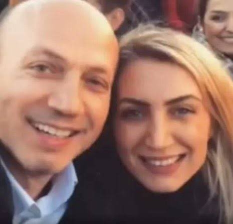 puleragema's tweet photo. #İBBDavası'nda 36.gün 

İBB Başkanı #Ekremİmamoğlu kayınbiraderi iş insanı #CevatKaya'ya soru sormak için söz aldı.

Ekrem İmamoğlu: "Cevat Bey, malum benim kayınbiraderim. Tabii söyledi ama 10 kardeş. Benim kayınpederimin 10 evladı var. Ben son çocukla, yani kızıyla evliyim. 

Cevat Kaya: Kandırdığını söylemiyorsunuz değil mi? 

Ekrem İmamoğlu: Biz evlenmeden önce tabii tanışıyorduk değil mi Cevat Bey sizinle?

Cevat Kaya: Evet, tanışıyorduk. Yani yaklaşık 36 yıldır tanışıklığımız var. Geçen gün hesapladım. 31 yıllık da evliliğiniz var.

Ekrem İmamoğlu: Biz bir ticari ortaklık veya bir ticaret yaptık mı sizinle?

Cevat Kaya: Bir alışverişimiz olmadı ne evlilik öncesinde ne de sonrasında

Ekrem İmamoğlu: Belli prensiplerimiz var değil mi Cevat Bey? Yani özellikle siyasetten de sonra karşılıklı olarak

Cevat Kaya: Sorumluluğumuzu bilen insanlarız. Sorumluluğumuzu bilen bir aileyiz. Biz de bunun gerektirdiği şekilde hareket ediyoruz.

Ekrem İmamoğlu: 
Aslında şöyle Sayın Başkan. Bunu izah edelim ki bilinsin. Sonuçta ben 3000’e yakın konut üretmiş, iş yeri üretmiş, villa üretmiş bir iş insanıyım. 

Cevat Bey ve diğer kayınbiraderlerim de kendi alanlarında fabrika kurmuş, iplik ticareti yapmış, hala ticareti olan insanlar. Tabi Cevat Bey'in abisi daha çok o dönem yaptı. Sadece evlenmeden önce benim kendilerine satmış olduğum bir kısım gayrimenkuller olmuştu; konut, iş yeri.

Evlendikten sonra yuvamıza dair bile ticaretin aramızda aile sıcaklığına hasar verir diye, karşılıklı oturup ticaret konuşmuşluğumuz yoktur, iki ailenin birbirine olan saygısından ve hürmetinden dolayı, ailemize olan düşkünlüğümüzden ve orada herhangi bir problem yaşanır, aileye de nüks eder diye, böyle bir tutumumuz var birbirimize karşı. 

Biz, 31 yıllık yuvamla beraber, biz, eşim, ben, kayınbiraderlerimle ticaret diye bir şey hiç konuşmadık, yapmadık.

Siyaset başladıktan sonra da belli prensipler ortaya koyarak, bu konuda onların da hassasiyetiyle, mesafeli durduk. 
Hatta az görüştük yani. Yani biz herhalde bayramdan bayrama görüştük diyebilirim neredeyse. 

Bu detaya niye giriyorum biliyor musunuz Sayın Başkan? 
O kadar ilgisi var ki. 

Biz tam 14 aydır yuvamız, ailemiz, her şeyimiz yani… Cevat Bey, bizler… 

Savcılık eliyle basına aktarılan görüntüler, yazılar, çiziler üzerinden bir hakaret ve saldırıya uğradık. 

Siyaseti anladık. Siyasi saldırıları anladık. Hadi İBB üzerinden yapılan birtakım şeyleri anladık.

Ama bu saldırıları aile yaşamına ve aile prensiplerimize kadar saldırıya dönüştüren kişiler… 

Az önce bir sanık arkadaşımızı dinlediniz. Yani bir önceki sanık arkadaşımız. O kişinin çocuğunu yayladan getirten savcılık aklı, bizim de ailemize tarifsiz saldırılar yapmıştır. 

Cevat Bey kısa geçti ama bir küçük kayınbiraderimin… Yani üç kayınbiraderim var. 

En küçükleri bir iftirayla, bir iftirayla, sadece bir beyanla raporu negatif çıkan bir insan, şu anda dosyası dolaşıyor..

Sakın burayla ilgisi olmadığını düşünmeyin!

O kadar ilişkili ve iç içe ki. 

Bir aileye zalimliği yapan insan, avukatın diliyle kendini sağda solda vatansever diye tariflemeye sakın kalkmasın.

Onun için bu zalimlik, bu iftira düzeni gerçekten büyük bir bedeldir ve bu bedeli bize ödetmeye kalkan insanlar, büyük bir kul hakkıyla karşı karşıyadır. 

Allah'a havale ediyorum ama bu yeryüzünde Allah bana nefes verdikçe, hukuki hakkımı yargı, adil yargı düzeni içerisinde nefesim sona erene kadar arayacağıma, sizin de huzurunuzda burada söz veriyorum. 

Bunun nasıl hak arama olduğunu, hukuk önünde böyle santim santim, milim milim nasıl büyük mücadele vereceğimi burada ifade etmek isterim.

94 yaşında babamız var, 80 yaşında benim babam var, diğerleri var. Buradaki bütün herkesin babası, annesi var, evlatları var. Bu gerçekten büyük bir aileye saldırı dosyasıdır, onun da altını çizeyim. 

Gerçekten üzüntüyle dinledim. Böyle bir şeyle şu yüce yargının, şu yüce makamın yargıç olarak sizleri muhatap olmanızı bile bu hale bu işi getirenleri kınayarak sözlerimi bitirmek istiyorum"