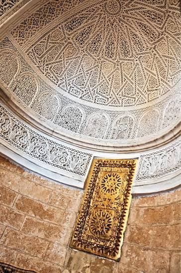 Tunisianesque's tweet photo. ☁️✨— Carved stucco, intricate patterns, symmetry: Tunisian Architecture in all its finesse.

📸 • Mihrab Details, Zaytūna Mosque, Tunis. https://t.co/eoaURlNU49