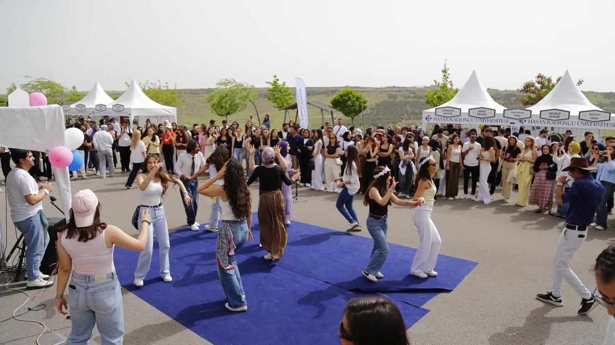 hkunv's tweet photo. 🎉🏆 HKÜ’de Bahar, Spor ve Eğlence Bir Aradaydı! 🌿☀️

Geleneksel Spor Turnuvaları & Bahar Pikniği’nde öğrencilerimiz ve personelimiz; sporun heyecanını, müziğin enerjisini ve baharın coşkusunu kampüsümüzde birlikte yaşadı! 🎶⚽🏀🏐

⛺ Topluluklar Sokağı ile renklenen etkinlik alanında;
🎯 oyunlar, yarışmalar, atölyeler, teknoloji aktiviteleri, dans gösterileri ve sahne etkinlikleriyle dopdolu anlar yaşandı.

🍽️ Lezzetli atıştırmalıklar eşliğinde, öğrencilerimiz ve personelimiz unutulmaz bir ilkbahar pikniğinde bir araya geldi. 🌿🌞

🏆 Futbol, basketbol, voleybol, e-spor, satranç, mangala, masa tenisi, golf ve kort tenisi branşlarında gerçekleştirilen turnuvalarda dereceye giren öğrencilerimiz ödüllerine kavuştu. 🎖️

Enerjisi, heyecanı ve birlik ruhuyla unutulmaz bir gün yaşatan tüm HKÜ Ailesi’ne teşekkür ederiz! 💙✨

#HKÜ #hkunv #BaharPikniği #SporTurnuvaları #TopluluklarSokağı #HKÜdeHayatVar