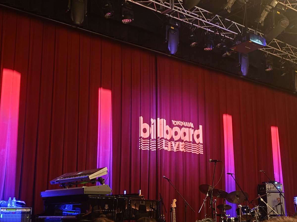mntax1's tweet photo. 1980年代にタイムスリップするShakatakライブ参戦　ビル・シャープのピアノが奏でる「Night Birds」をはじめ名曲の数々を堪能しました😃　今月横浜、東京、大阪のビルボードツアー中
＃Shakatak  #NightBirds  #ビルボードライブ https://t.co/zr03oUX0XE