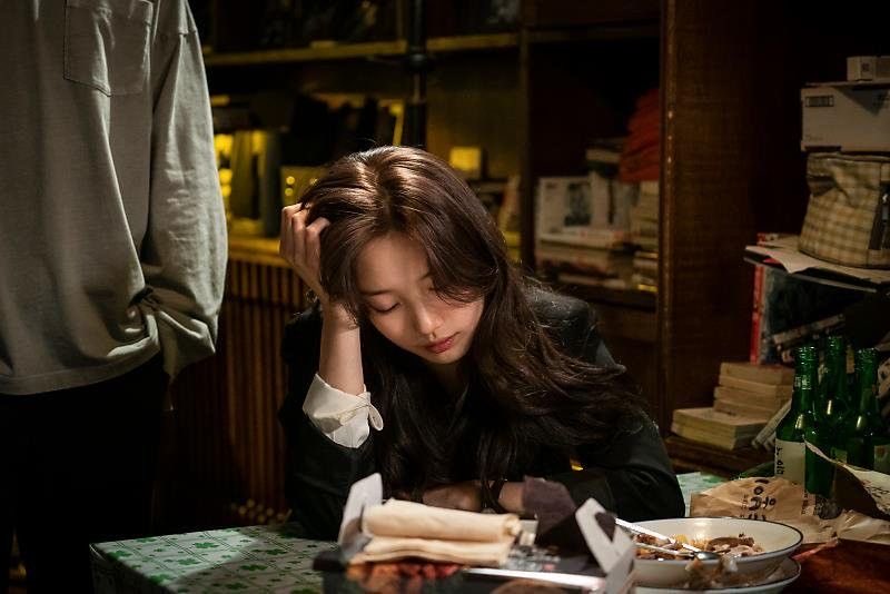 recklessIaw's tweet photo. ㅤ ㅤ
        저녁11시.       ╱       11pm. 

        a certain doe eyed ( a little droopy too. ) 
        journalist  was   grounded  in  his  office
        tonight.   ——  insiders  say  she’s  been 
        procrastinating. shall the prime minister 
        defend her ?
ㅤ ㅤ https://t.co/hJSmsTiMYF