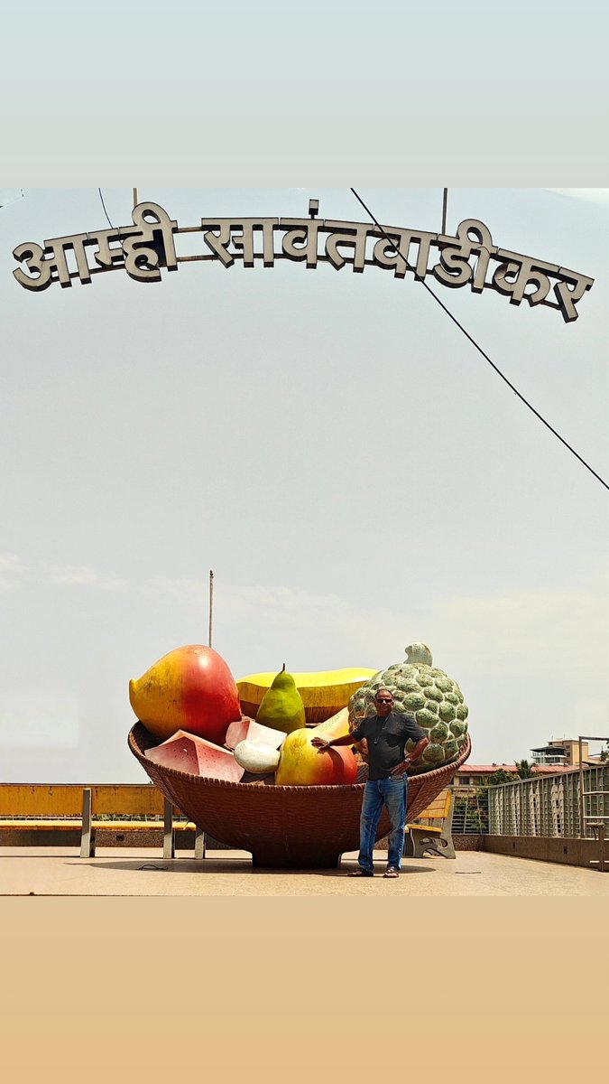 waseem_sayed's tweet photo. #GoodNightAshaar 
#Sawantwadi #Sindhudurg 
Roz abaad naye shehar kiyaa karti hai,
Shairy abb kisi darbaar ki mohtaaj nahi.
Unche daamo.n pe bikaa karte hain Bazaar me khuwaab,
Yeah woh shaye hai joh kharidaar ki mohtaaj nahi.
@rahatindori https://t.co/avrRFmjgnD