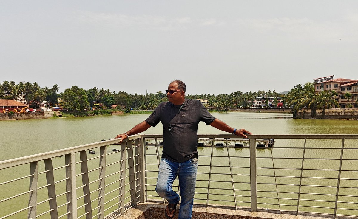 waseem_sayed's tweet photo. #GoodNightAshaar 
#Sawantwadi #Sindhudurg 
Roz abaad naye shehar kiyaa karti hai,
Shairy abb kisi darbaar ki mohtaaj nahi.
Unche daamo.n pe bikaa karte hain Bazaar me khuwaab,
Yeah woh shaye hai joh kharidaar ki mohtaaj nahi.
@rahatindori https://t.co/avrRFmjgnD