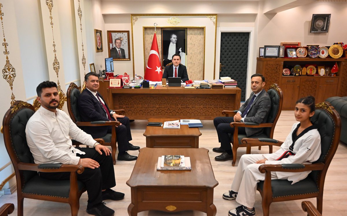 Nsy_Kaymakamlik's tweet photo. 📍Nusaybin Kaymakamlığı

Kaymakamımız Sayın Evren ÇAKIR,
➡️İlçe Millî Eğitim Müdürü Hacı Yusuf AVLANMAZ'ı
➡️İlçe Gençlik ve Spor Müdürü Serkan TEKİN’i,
➡️Taekwondo Antrenörü Muhammed İsmail SEZGİN’i,
➡️Taekwondo branşında gösterdiği üstün başarıyla Milli Takıma seçilen Ronya Bedia IŞIK’ı makamında kabul etti.

📌25-28 Mart 2026 tarihleri arasında, Antalya’da düzenlenen Uluslararası Taekwondo Turnuvası’nda gösterdiği başarı neticesinde, 4-7 Haziran 2026 tarihleri arasında Almanya’nın Nürnberg şehrinde düzenlenecek Dünya Başkanlık Kupası’nda, Türkiye Yıldızlar Milli Takımı adına ülkemizi temsil edecek öğrencimizi tebrik eden Sayın Kaymakamımız, kendisine başarı dileklerini iletti.

#Nusaybin #Mardin
@TC_icisleri @Mardin_Valiligi