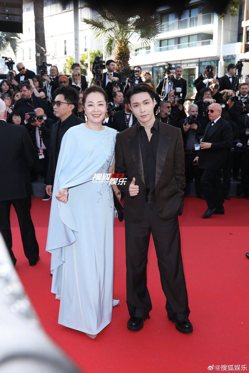 EXOL_INTENSE's tweet photo. Nuestro hermoso  #LayZhang 🤩✨ en la alfombra roja del 79º Festival de Cine de Cannes en Francia. 

#FestivaldeCannes2026 #LAY_Cannes2026
#LayZhang #张艺兴 #Yixing https://t.co/cnntUJkYYE