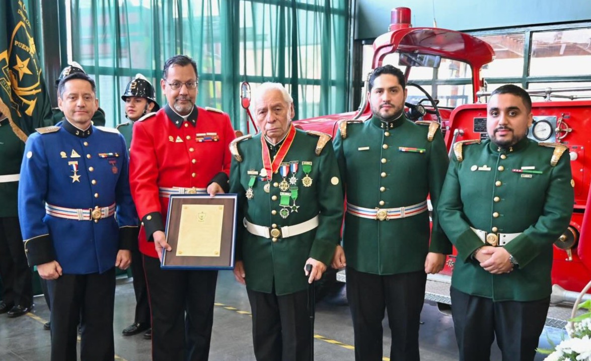 puentealto_pald's tweet photo. #Comuna Segunda Compañía de Puente Alto homenajea a “héroe” comunal 👨🏼🚒🚒
https://t.co/9PZsjkohbe https://t.co/UydC5RsSMR
