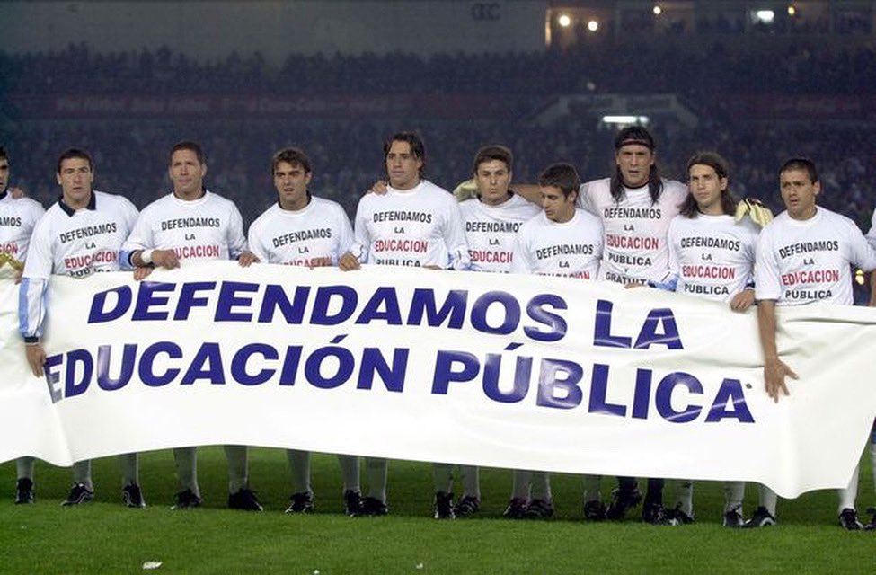 caortega64's tweet photo. 25 años atrás, en nuestro peor momento como país, nuestra selección salía a jugar en defensa de la educación pública, gratuita y de calidad.
Ser un verdadero campeón también es esto.

La camiseta se honra dentro y fuera de la cancha. https://t.co/LrLJrvVpE3