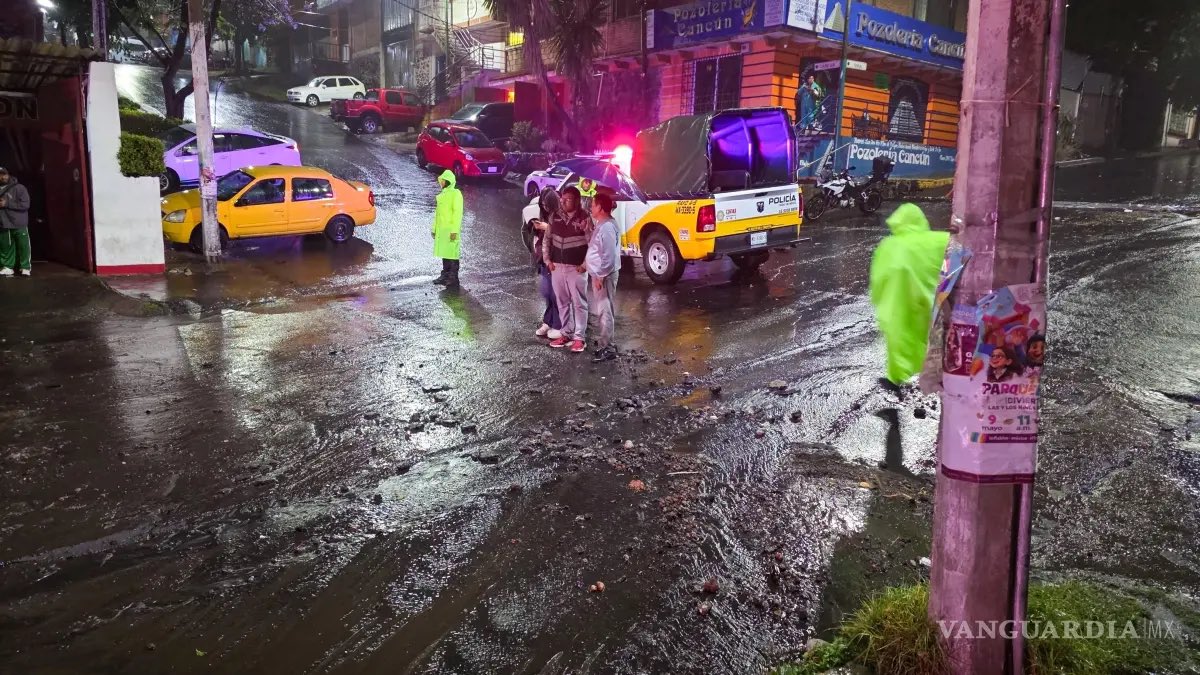 DaEcheverriaMX's tweet photo. Cada que llueve, “son lluvias atípicas” para @ClaraBrugadaM. 

La infraestructura de #CDMX está colapsando y el @GobCDMX pretende maquillar con pintura morada y ajolotes los problemas estructurales. 

Sí no soportamos una lluvia, ¿qué ocurriría con un #sismo como el del 19S? https://t.co/rPs3SxEt9D
