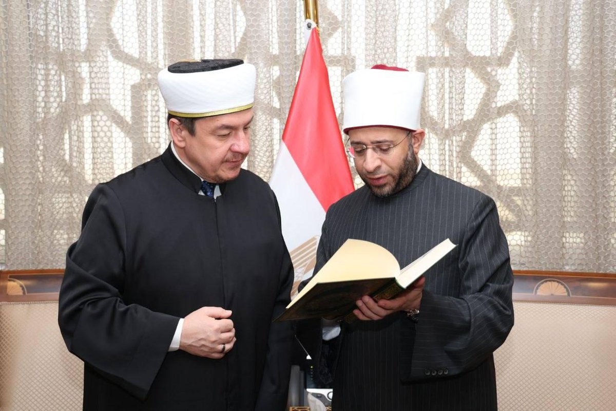 egyptAwkaf's tweet photo. وزير الأوقاف يستقبل مفتي بولندا لتعزيز التعاون الديني والثقافي 

وزير الأوقاف: قضية «العمران» تمثل أحد المقاصد الكبرى للشريعة الإسلامي

مفتي بولندا يشيد بالتطور العمراني والحضاري في مصر 

الوزير: مستعدون لتلبية احتياجات مسلمي بولندا من الأئمة والقراء المؤهلين بصورة تعكس سماحة الإسلام ووسطيته

استقبل الأستاذ الدكتور أسامة الأزهري - وزير الأوقاف، سماحة الشيخ توماش ميشكيفيتش - مفتي جمهورية بولندا، رئيس المجلس الأعلى للاتحاد الديني الإسلامي في بولندا، والوفد المرافق له، بمقر الوزارة بالعاصمة الجديدة؛ لبحث سبل تعزيز التعاون الديني والثقافي، وتبادل الرؤى حول قضايا العمل الإسلامي في أوروبا، ودعم المشروعات المشتركة في مجالات الثقافة واللغة العربية وتأهيل الأئمة.

وفي مستهل اللقاء، أعرب مفتي بولندا عن سعادته بزيارة العاصمة الجديدة، مشيدًا بما تشهده مصر من تطور عمراني وحضاري كبير، مؤكدًا أن ما رآه يعكس نهضة عظيمة تشهدها الدولة المصرية في مختلف المجالات.

كما أعرب عن اعتزازه بعلاقته بالأزهر الشريف وزياراته المتكررة منذ مطلع التسعينيات، وأنه يقدّر الدور الكبير الذي تقوم به وزارة الأوقاف المصرية في خدمة الإسلام والإنسانية، مثمنًا التعاون القائم بين الاتحاد الإسلامي ودار الإفتاء في بولندا ووزارة الأوقاف.

وخلال اللقاء، ثمّن مفتي بولندا «وثيقة القاهرة» الصادرة عن مؤتمر «المهن والحرف وأثرها في بناء الإنسان»، مؤكدًا أنه وقّع عليها فور الاطلاع عليها؛ لما تحمله من مضمون إنساني وحضاري مهم يدعم قيم العمل والإبداع والإنتاج.

من جانبه، أوضح وزير الأوقاف، أن عدد الدول الموقعة عليها تجاوز الثمانين دولة، وأنها تُرجمت إلى اللغات الرسمية الست بالأمم المتحدة، مع استمرار التنسيق لاعتمادها في منظمة اليونسكو والأمم المتحدة، وتحويل مضامينها إلى برامج عمل ومشروعات ثقافية ومعرفية تدعم ثقافة العمل والإنتاج والإبداع.

وأكد الوزير أن قضية «العمران» تمثل أحد المقاصد الكبرى للشريعة الإسلامية، مشددًا على أن الإسلام لا يكتفي بالعبادة المجردة، وإنما يدعو إلى البناء والإبداع والابتكار وتحقيق الكفاية والرخاء وإقامة المؤسسات الناجحة والنظم الإدارية الرشيدة، مستشهدًا بعدد من المؤلفات التراثية التي أبرزت عناية الحضارة الإسلامية بالمهن والحرف وتنمية العمران.

كما بحث اللقاء تنظيم فعاليات علمية وثقافية مشتركة في العاصمة البولندية وارسو، تشمل ندوات وأمسيات فكرية يشارك فيها عدد من المفتين والعلماء، بما يسهم في تعزيز الحوار الحضاري والتعريف بالقيم الإسلامية السمحة في أوروبا.

وأشاد مفتي بولندا بالتعاون القائم مع وزارة الأوقاف المصرية في إيفاد الأئمة خلال شهر رمضان، مؤكدًا رغبة الجانب البولندي في توسيع هذا التعاون مستقبلاً لاستضافة مزيد من الأئمة المصريين الأكفاء لخدمة المساجد والمراكز الإسلامية في بولندا.

وأكد الوزير استعداد الوزارة الكامل لتلبية احتياجات مسلمي بولندا من الأئمة والقراء المؤهلين القادرين على أداء الرسالة الدعوية بصورة متميزة تعكس سماحة الإسلام ووسطيته.

وتناول اللقاء تاريخ الوجود الإسلامي في بولندا الممتد لأكثر من ستة قرون، حيث استعرض مفتي بولندا جهود المسلمين هناك في الحفاظ على هويتهم الدينية والثقافية، وتوثيق التراث الإسلامي، وصيانة المساجد والأوقاف التاريخية داخل بولندا وخارجها، بما في ذلك الحفاظ على أحد المساجد التاريخية في نيويورك التابع لدار الإفتاء البولندية.

كما استعرض سماحة المفتي أوضاع المسلمين في بولندا، وما يتمتعون به من حقوق قانونية ودستورية تضمن حرية ممارسة الشعائر الدينية وإدارة المؤسسات الإسلامية، مشيدين بنموذج العلاقة المستقرة والقائمة على الاحترام والثقة المتبادلة بين الدولة البولندية والمؤسسات الإسلامية.

وفي ختام اللقاء، أكد وزير الأوقاف ومفتي بولندا حرصهما على استمرار التعاون وتبادل الزيارات والخبرات، بما يعزز العلاقات الثقافية والدينية بين البلدين، ويدعم جهود نشر قيم السلام والتعايش والعمل المشترك.