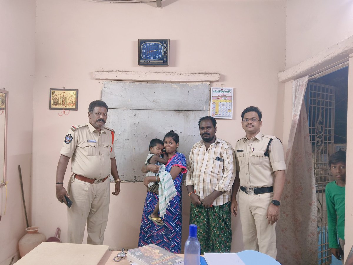 AnantapurPolice's tweet photo. *​తప్పిపోయిన 4 ఏళ్ల బాలుడిని గంటలోపు క్షేమంగా తల్లిదండ్రులకు అప్పగించిన పోలీసులు*
@APPOLICE100 #AnantapurPolice
#GuntakalPolice
#ChildSafety
#MissingChildFound
#QuickResponse https://t.co/jXU3r4dqd9