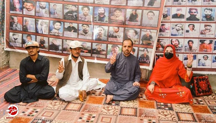 DailySangar's tweet photo. بلوچستان میں جبری گمشدگیوں کے خلاف وائس فار بلوچ مسنگ پرسنز (وی بی ایم پی) کے زیر اہتمام کوئٹہ پریس کلب کے سامنے قائم احتجاجی کیمپ 6163ویں روز میں داخل ہوگیا۔
#dailysangar #Balochistan #PakistanArmy #EndEnforcedDisappearances #BalochGenocide #VBMP
https://t.co/4qRXrgQLbm https://t.co/F78OnhGNLz