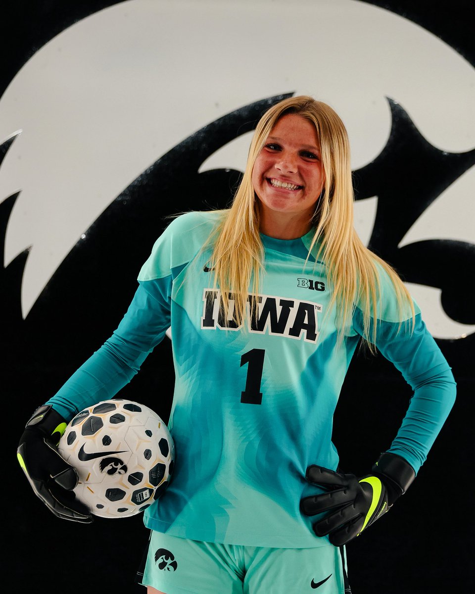 HawkeyeSoccer's tweet photo. 𝘖𝘧𝘧𝘪𝘤𝘪𝘢𝘭𝘭𝘺 𝘰𝘧𝘧𝘪𝘤𝘪𝘢𝘭 🖊️

Welcome to Iowa, Braelynn! https://t.co/tMFN0ZXgnC