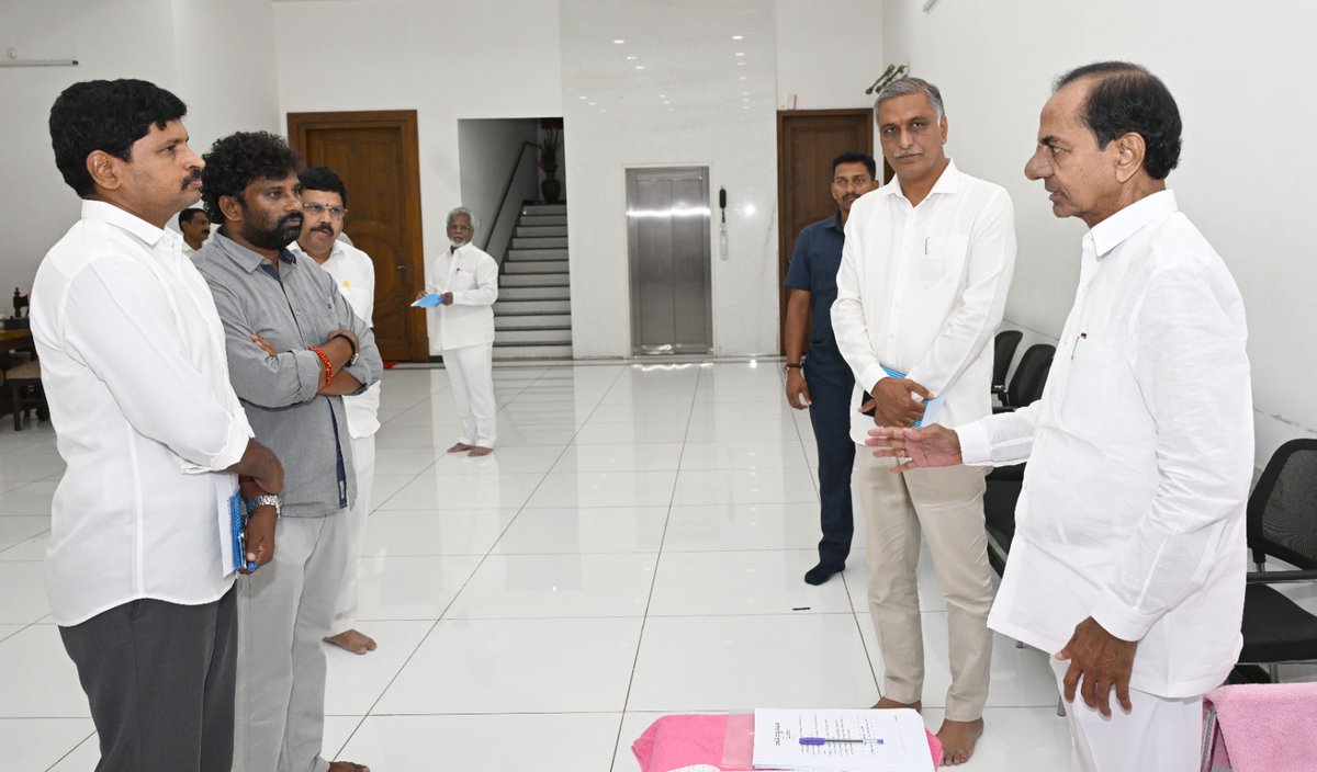 balkasumantrs's tweet photo. తెలంగాణ తొలి ముఖ్యమంత్రివర్యులు శ్రీ కేసీఆర్ గారితో ఈరోజు వారి ఎర్రవల్లి నివాసంలో.. https://t.co/VmMMOtl0vB