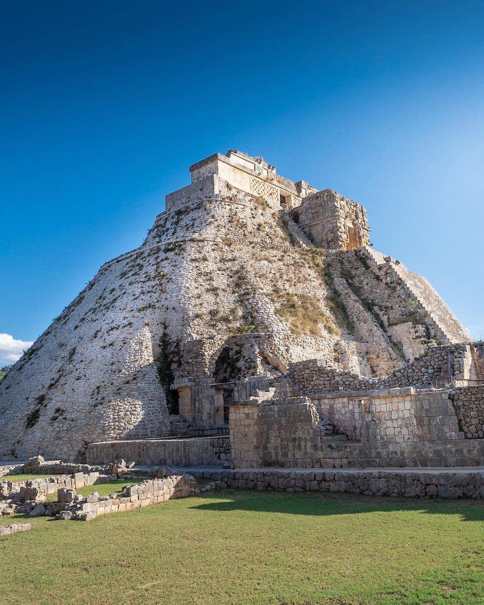 EspirituCurioso's tweet photo. ¿Sabías que la Pirámide del Adivino en Uxmal no tiene lados rectos como otras pirámides? 😳

Su forma ovalada la hace única en todo México y, según una antigua leyenda maya, fue construida en una sola noche por un enano con poderes mágicos que quería convertirse en gobernante de la ciudad.

Pero lo más impresionante es que esta pirámide tiene más de 1,000 años y todavía sigue dominando el paisaje de Uxmal. Mide alrededor de 35 metros de altura y cada una de sus etapas fue construida sobre otra más antigua, como una especie de “muñeca rusa” maya escondida en piedra.

Los mayas diseñaron Uxmal con un nivel de precisión brutal. Muchas de sus estructuras están alineadas con fenómenos astronómicos y detalles relacionados con Chaac, el dios de la lluvia, algo vital en una región donde el agua era prácticamente un tesoro.

Y aunque Chichén Itzá suele llevarse toda la fama, mucha gente que visita Uxmal termina diciendo que este lugar se siente todavía más impresionante por la arquitectura, el silencio y la cantidad de detalles que tiene cada edificio.

La Pirámide del Adivino no solo era un templo. Era una forma de demostrar poder, conocimiento y conexión con el universo hace siglos, en plena selva yucateca. 

📸 IG: rodricube_
