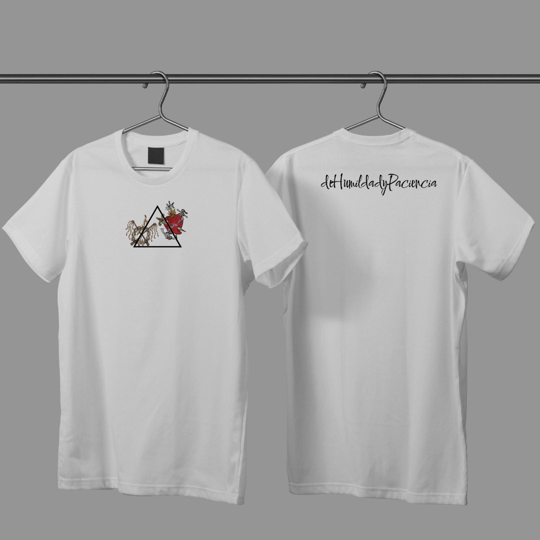 HdadyPaciencia's tweet photo. 𝐍𝐔𝐄𝐕𝐎 𝐌𝐄𝐑𝐂𝐇𝐀𝐍𝐃𝐈𝐒𝐈𝐍𝐆 | Nuestra Hermandad pone a la venta las nuevas camisetas y bolsas de tela, diseño de NH° Samuel García Doña [ @SamuelGardo ].

Podrán ser adquiridas cada jueves de 19h a 21h en la casa hermandad. En caso de pedidos a domicilio será posible mediante gastos de envio.

#YoSoydeHumildadyPaciencia
#CofradiasMLG