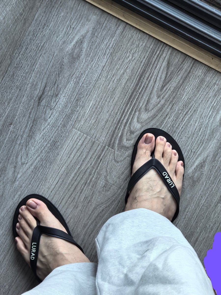 Xialan456's tweet photo. #美甲 #脚美甲 #男脚 #人字拖 脚上曾经涂过的几种颜色。。。哪种最好看 https://t.co/EGqKdTv13S